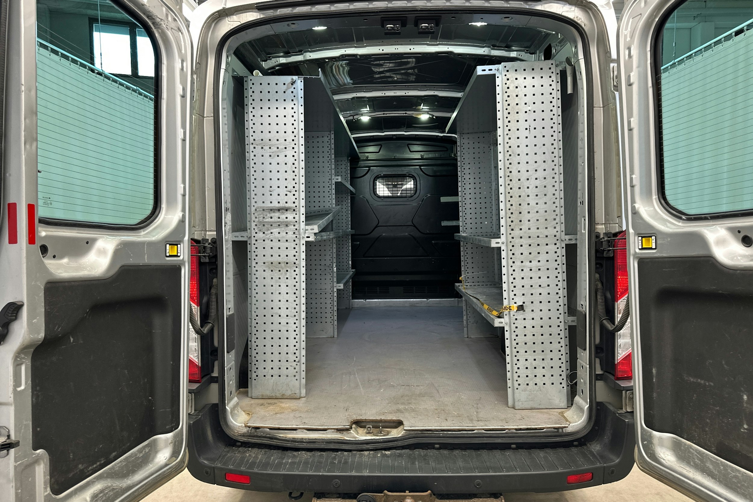 harmaa Ford Transit 2017 kuva 18.