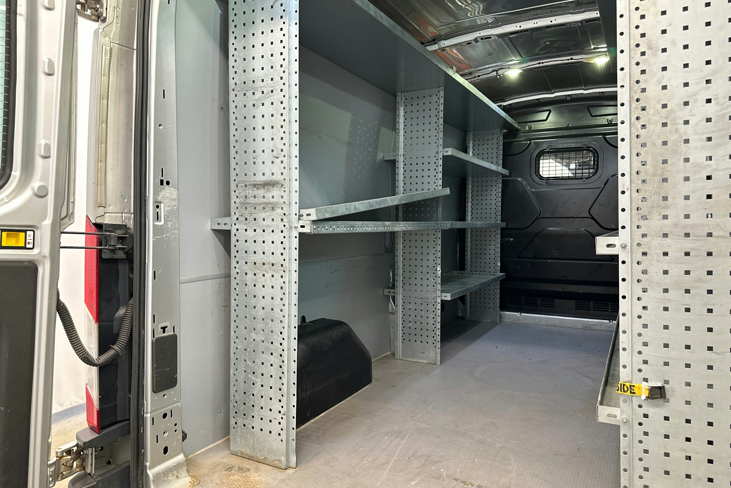 harmaa Ford Transit 2017 kuva 20.
