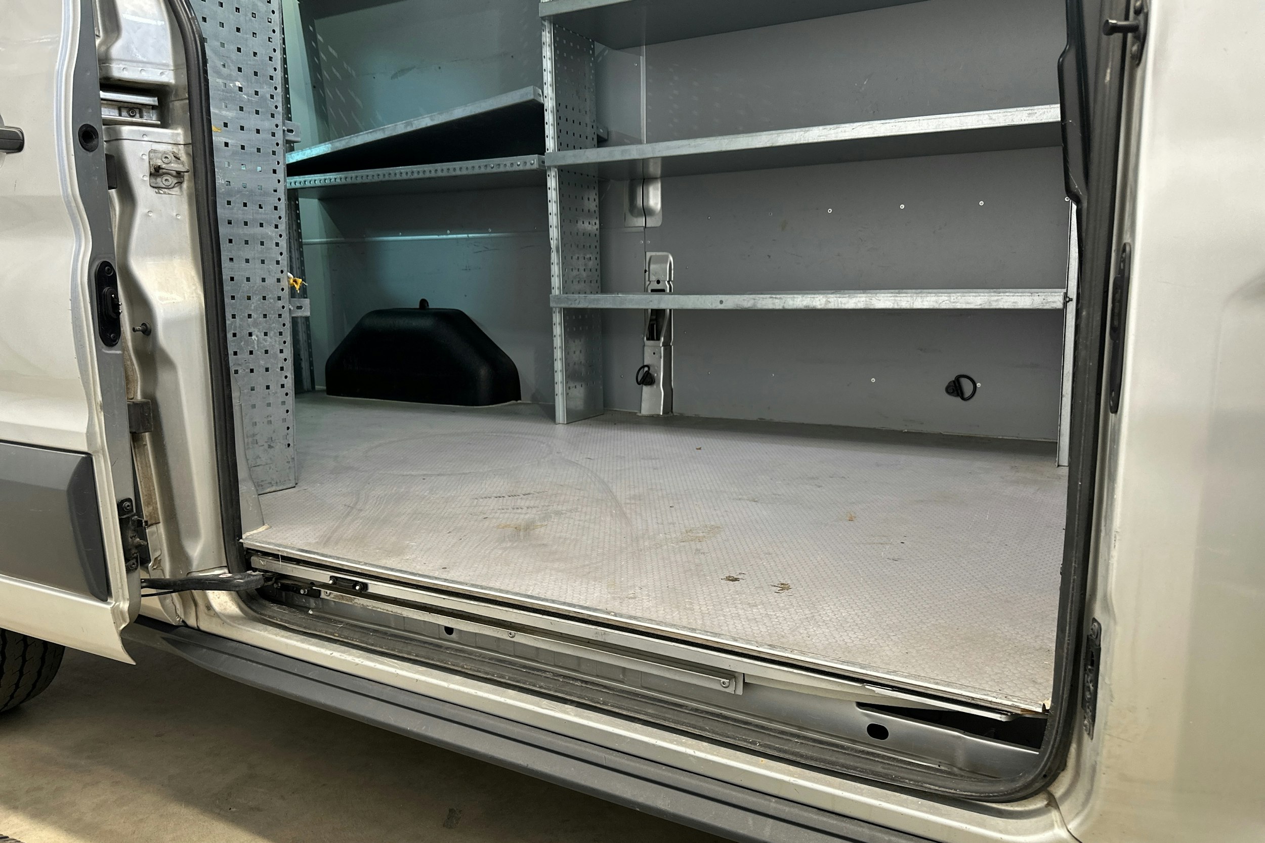 harmaa Ford Transit 2017 kuva 22.