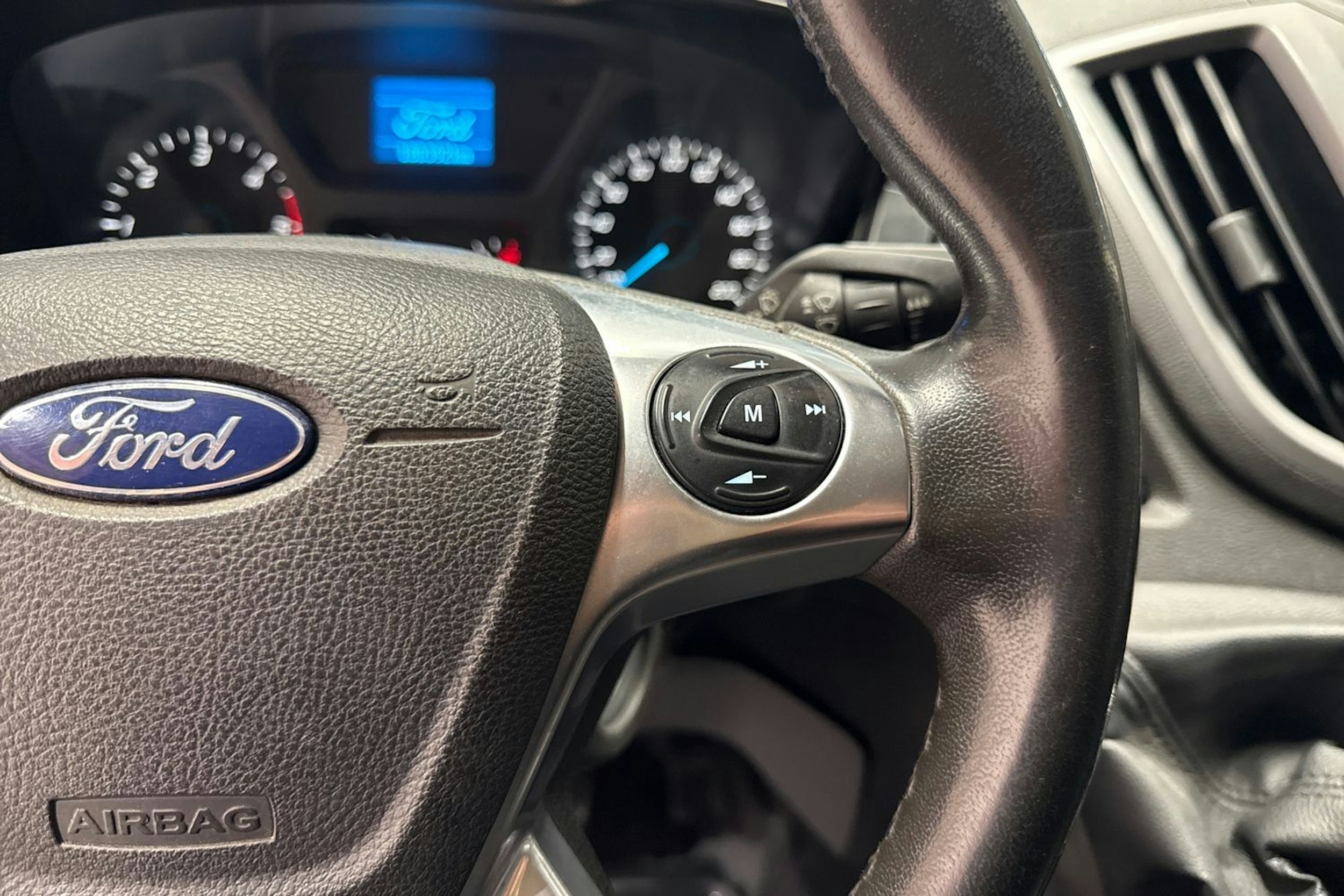 Punainen Ford TRANSIT 2017 kuva 21.