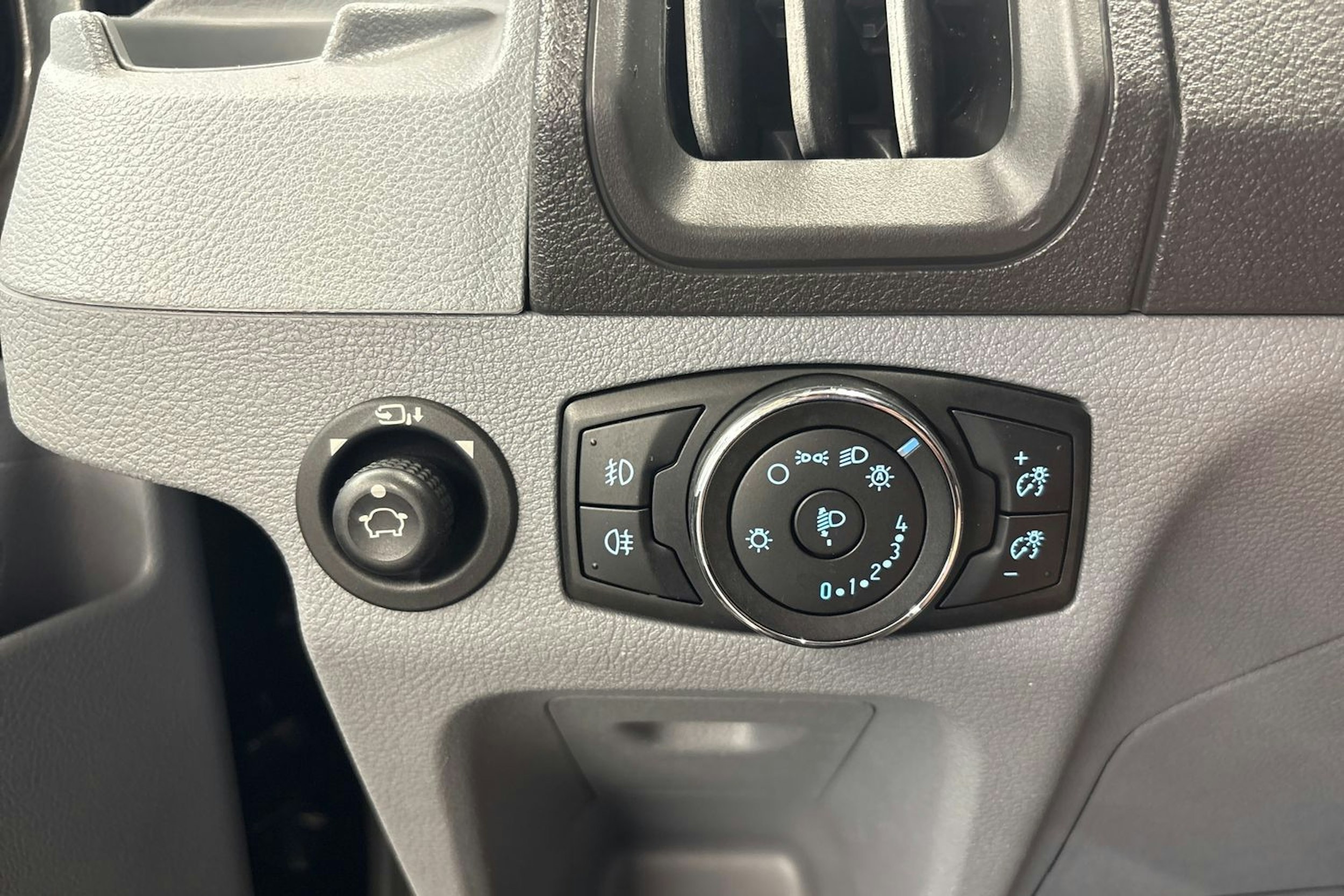 harmaa Ford Transit 2017 kuva 22.