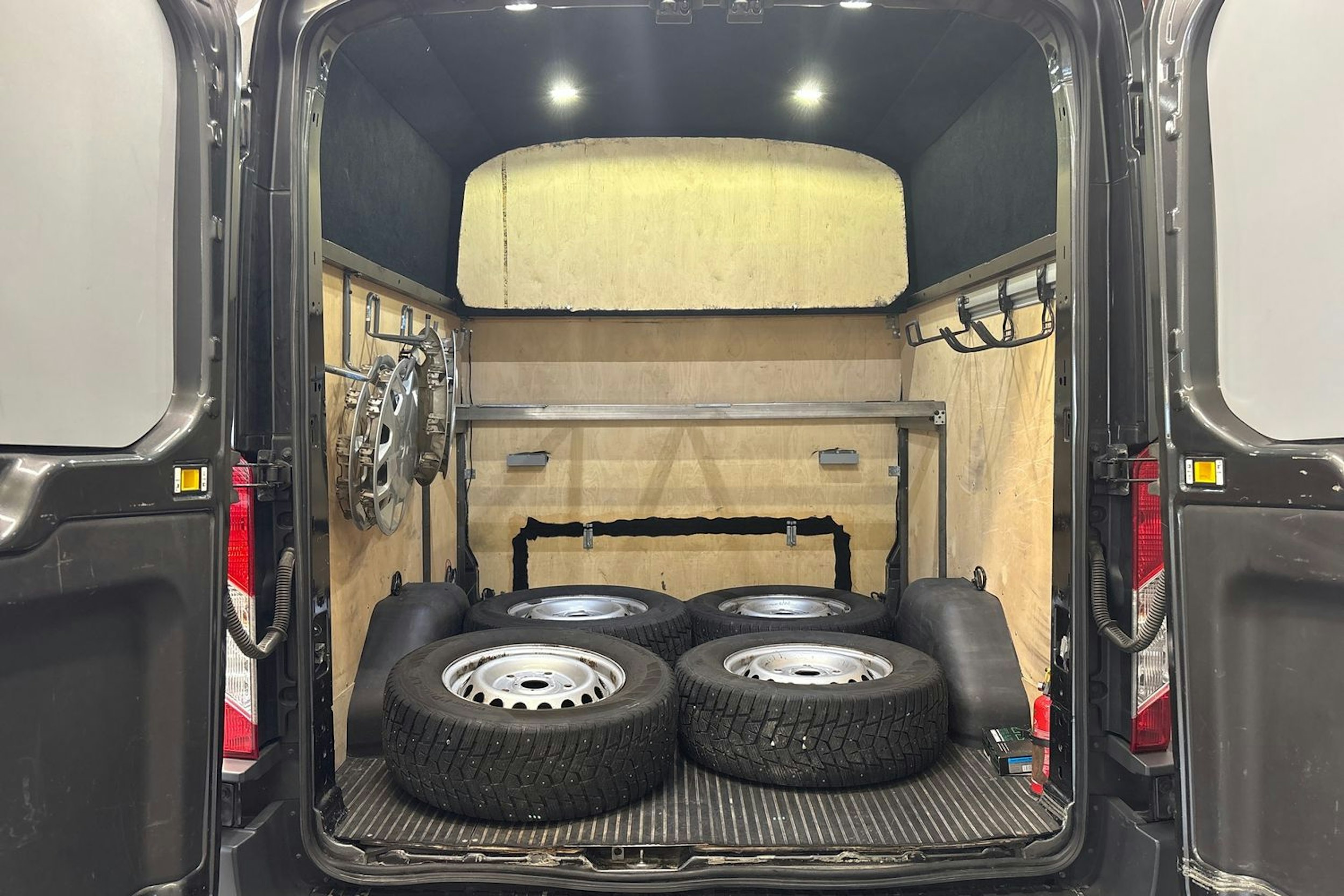 harmaa Ford Transit 2017 kuva 29.