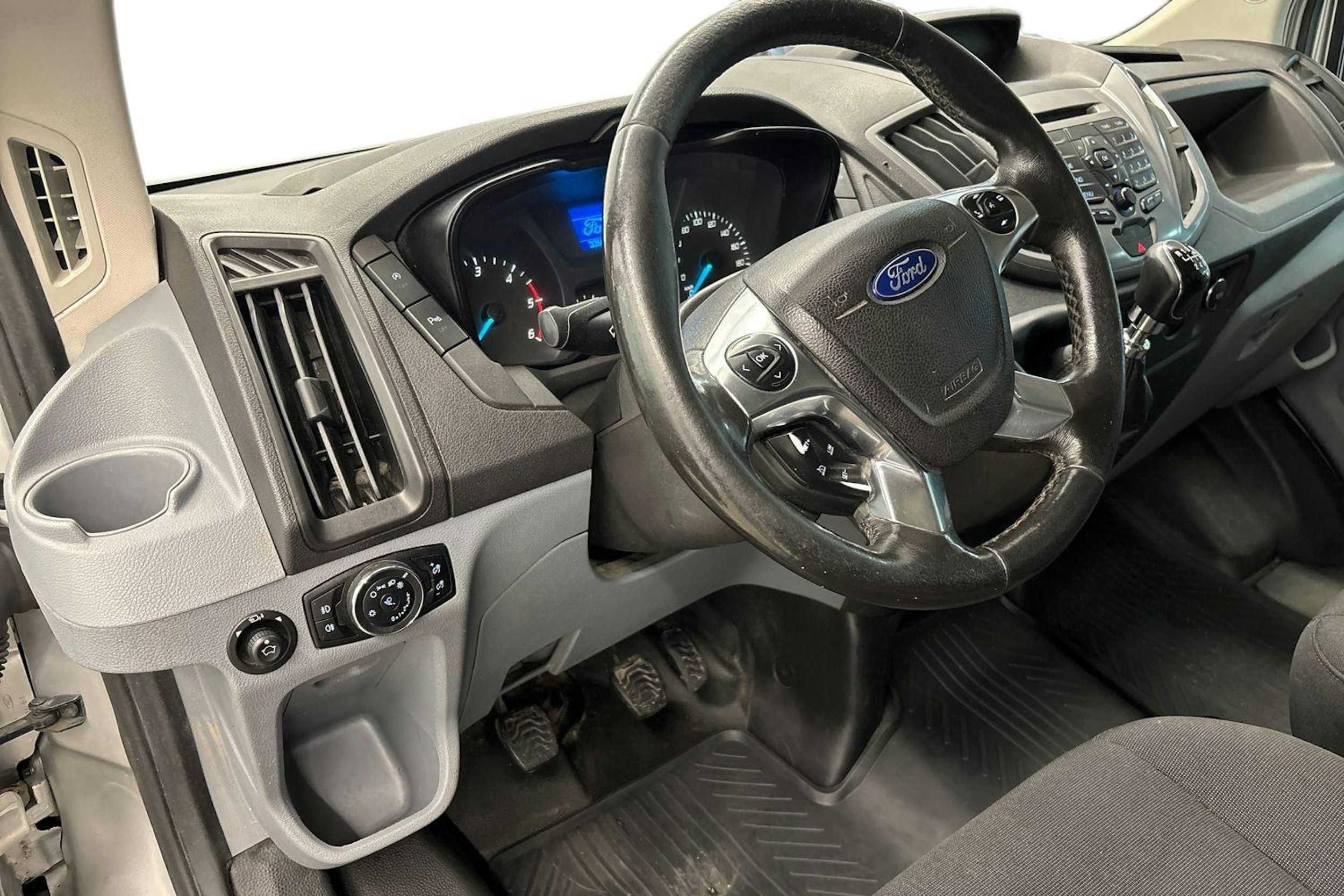 harmaa Ford Transit 2017 kuva 7.