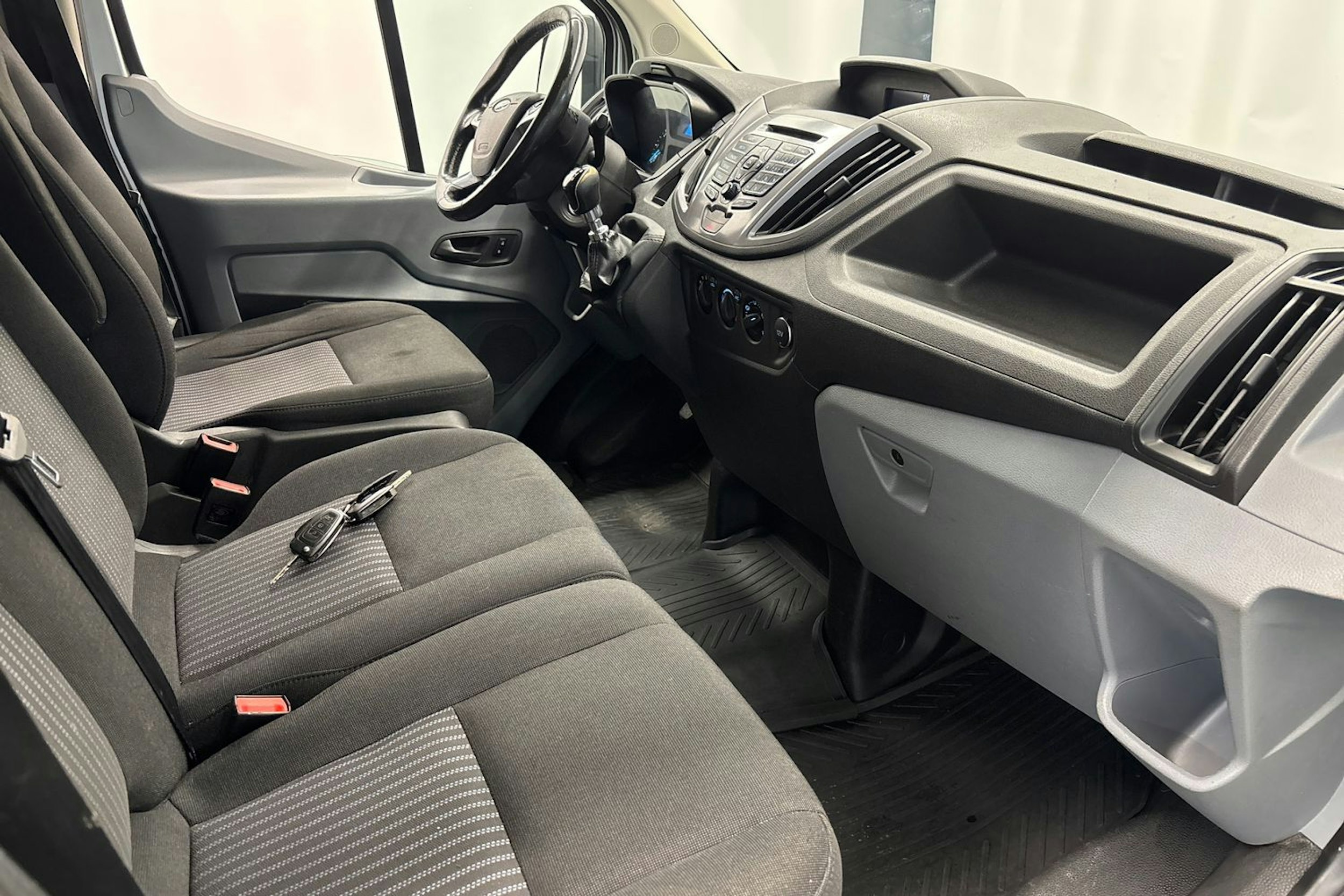 harmaa Ford Transit 2017 kuva 13.