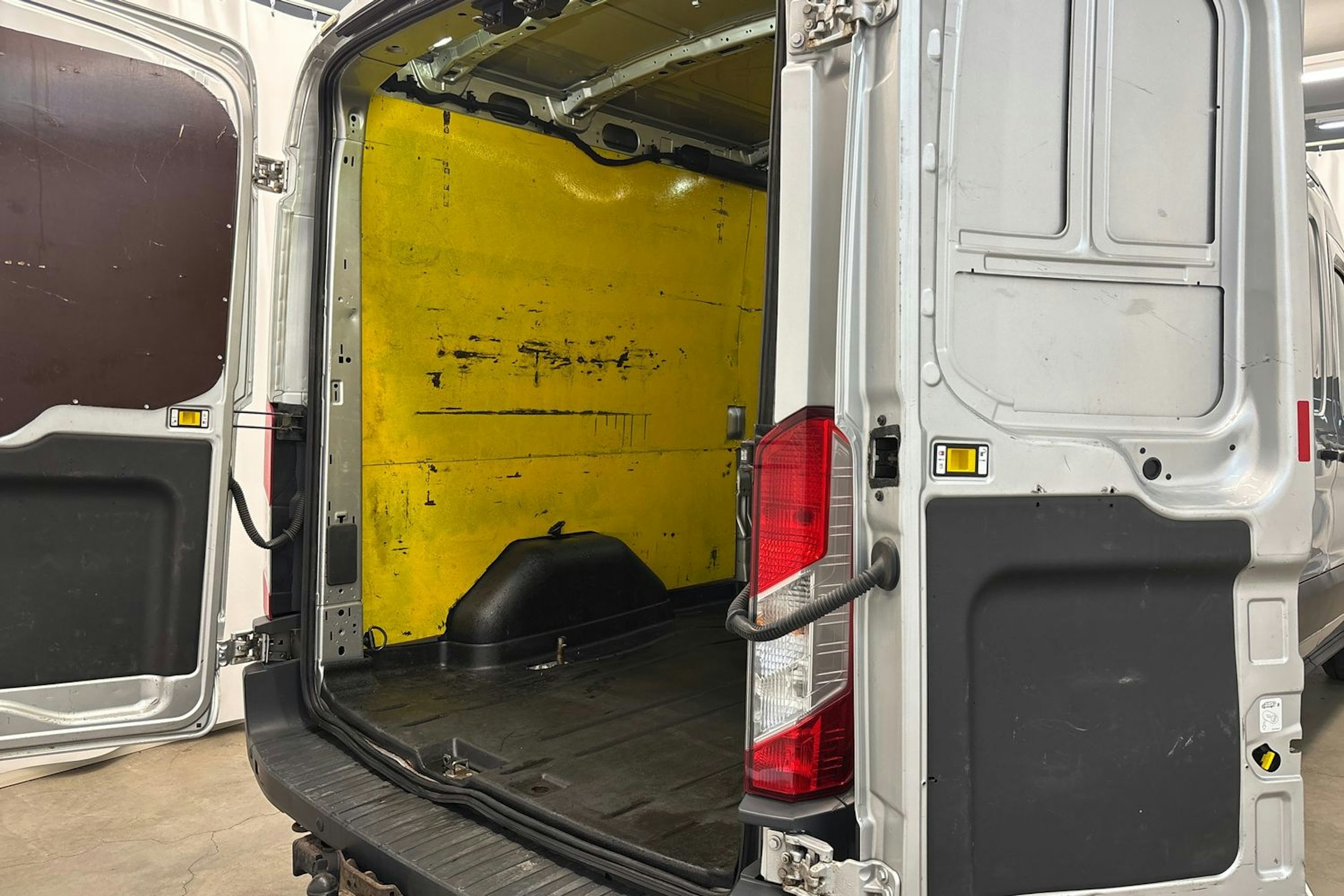 harmaa Ford Transit 2017 kuva 17.