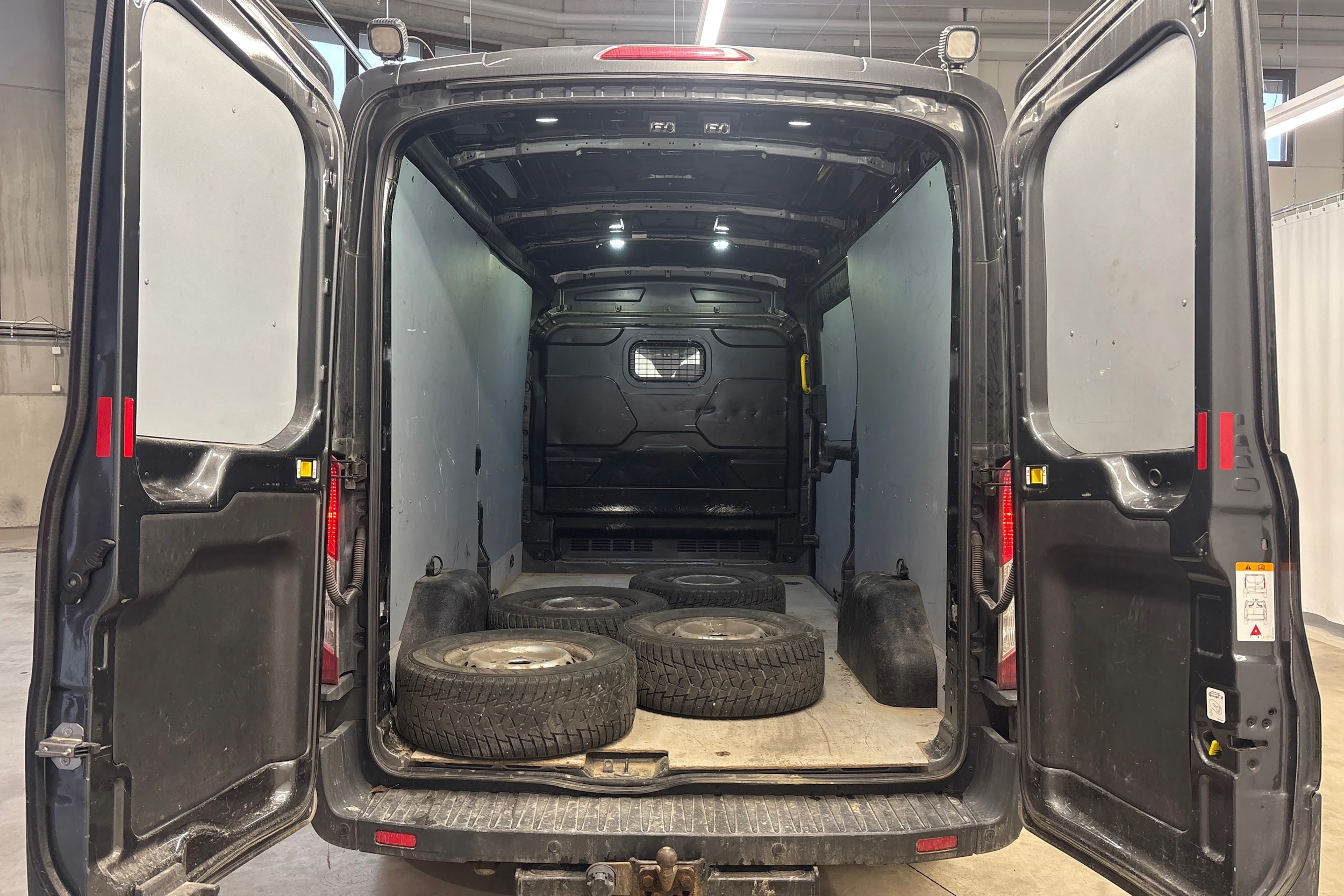 harmaa Ford Transit 2017 kuva 7.