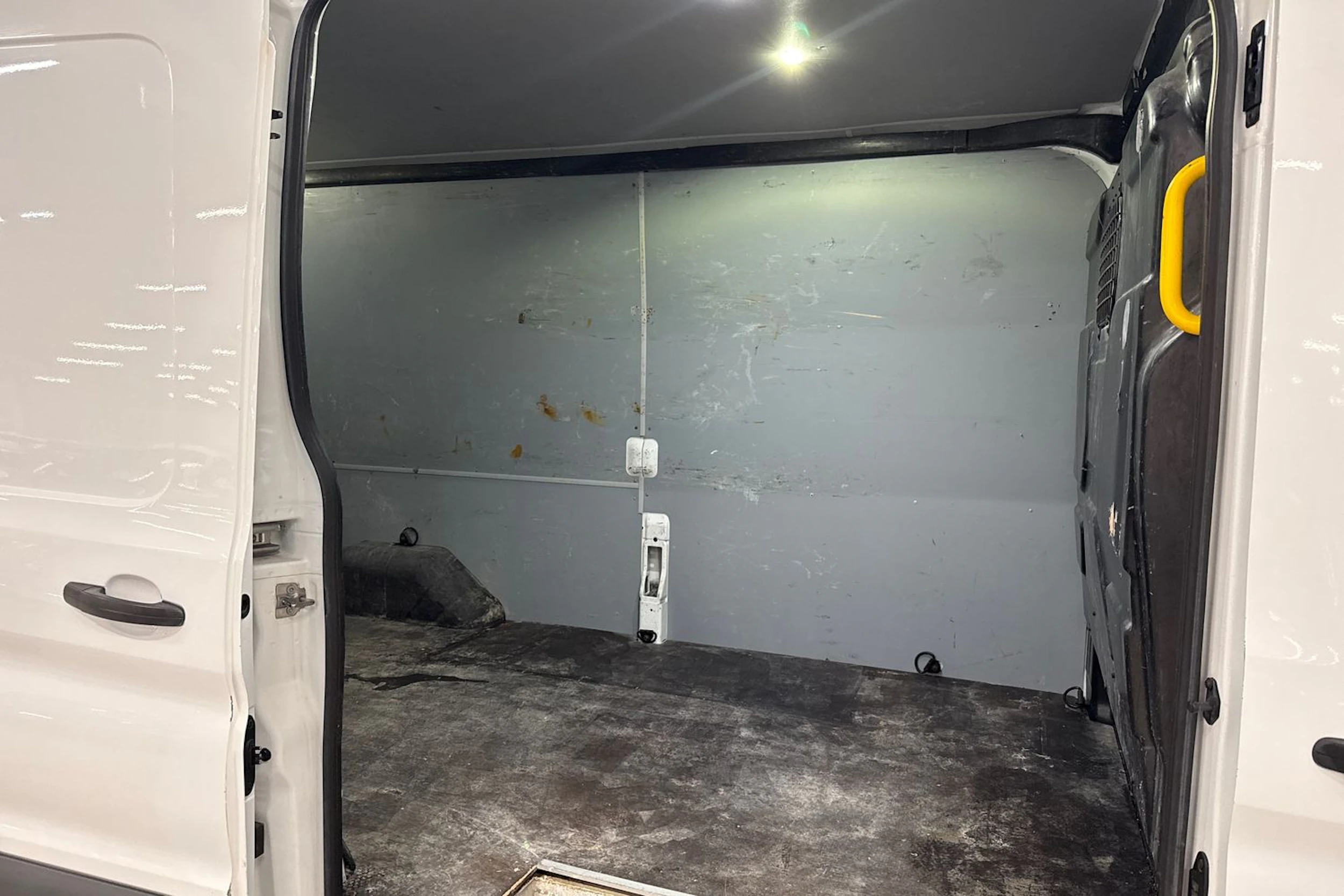 valkoinen Ford Transit 2017 kuva 13.