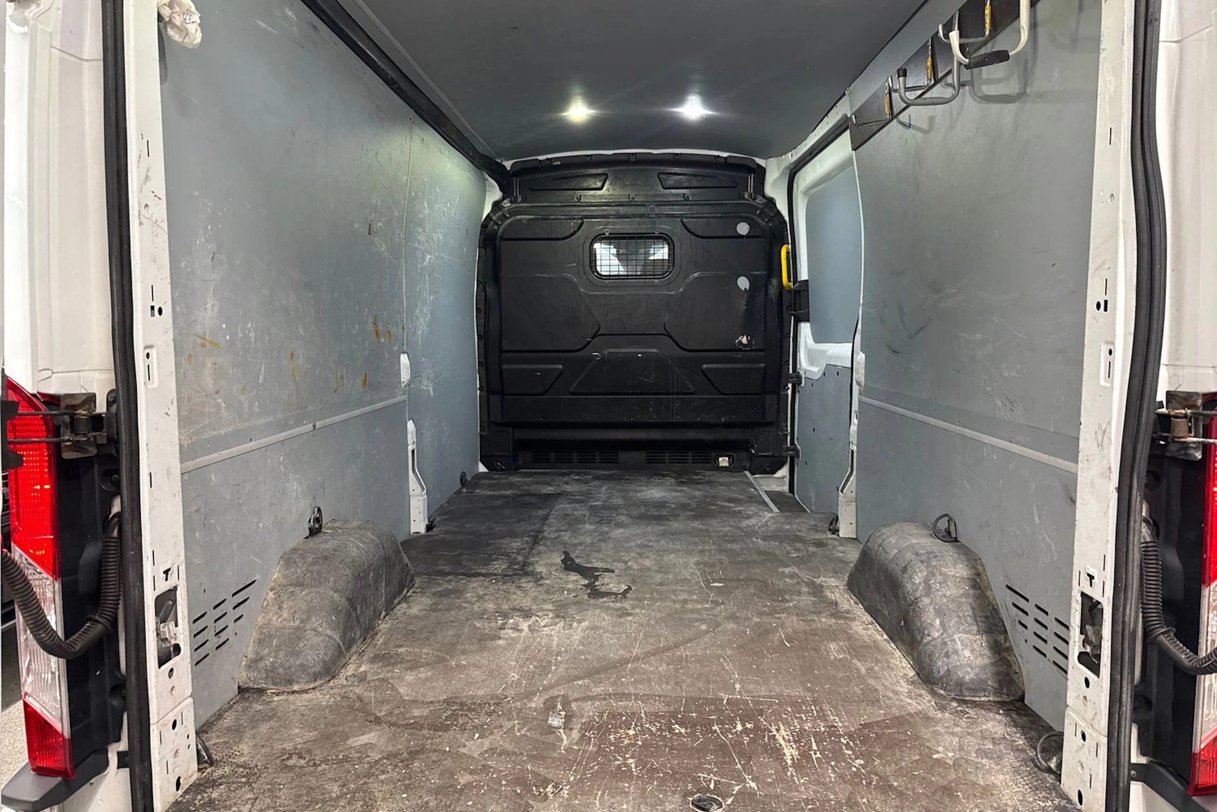 valkoinen Ford Transit 2017 kuva 15.