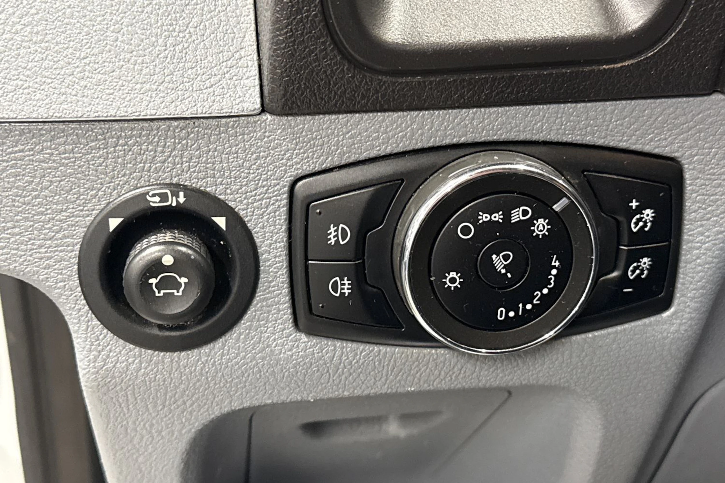 valkoinen Ford Transit 2017 kuva 20.