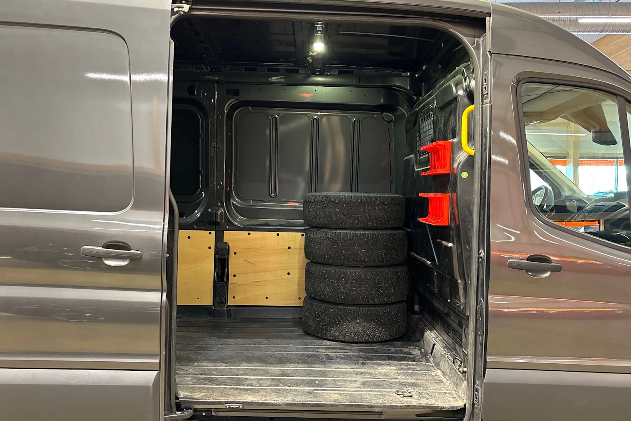 met. harmaa Ford Transit 2017 kuva 24.