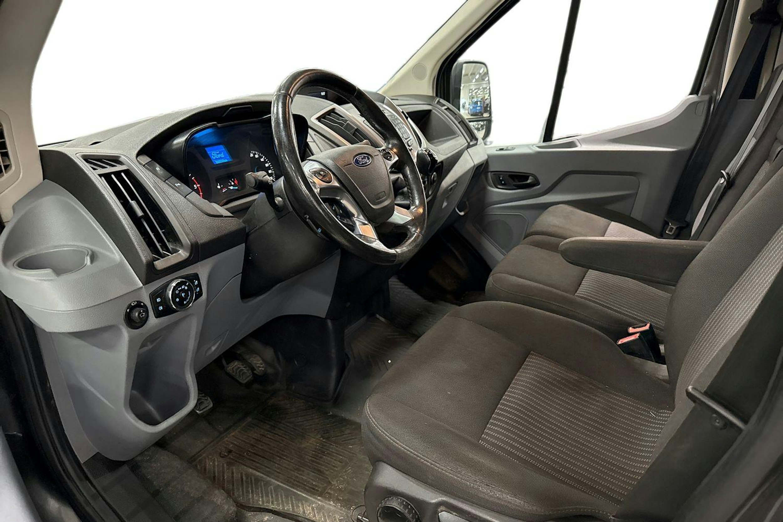 harmaa Ford Transit 2017 kuva 3.