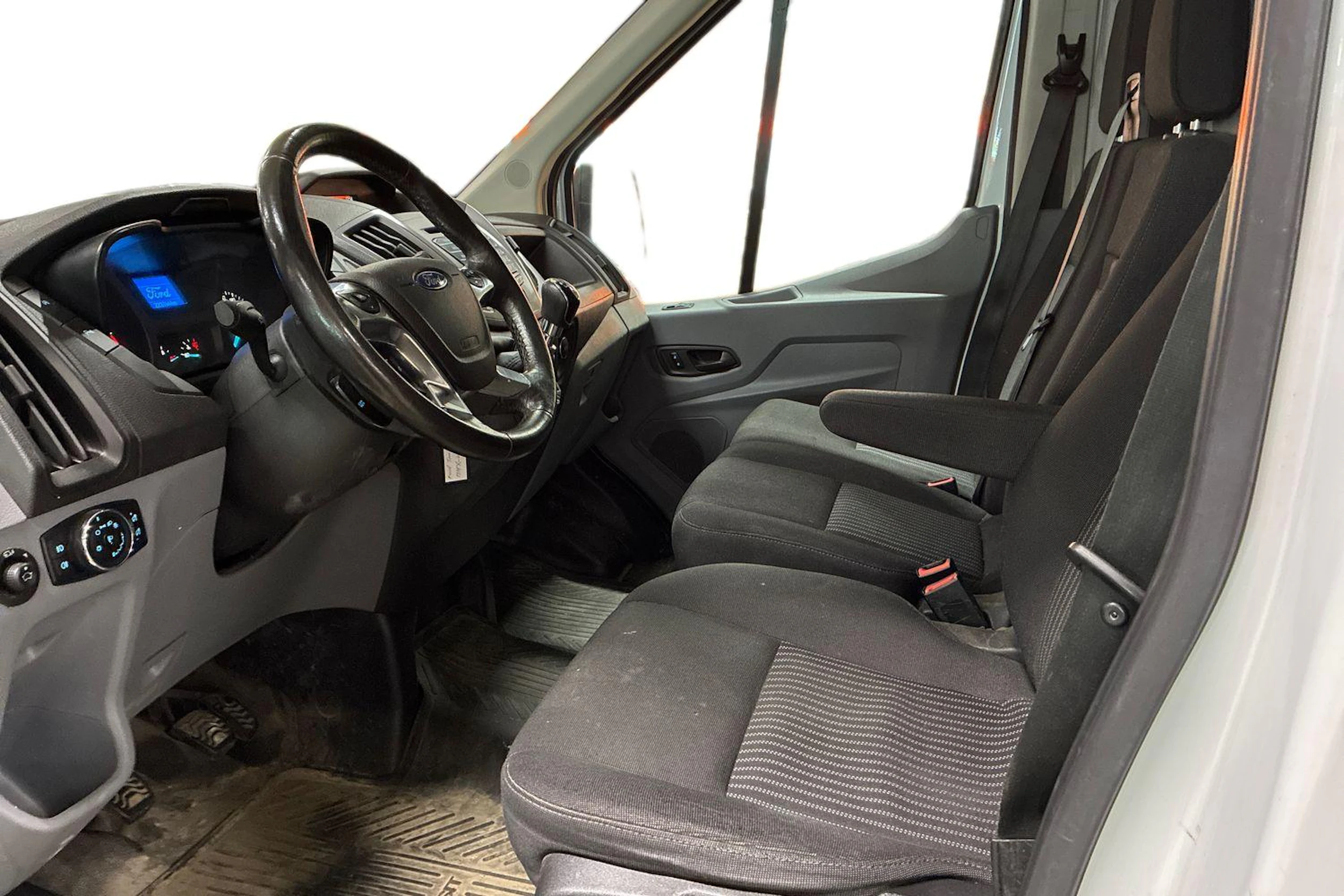 valkoinen Ford Transit 2017 kuva 3.