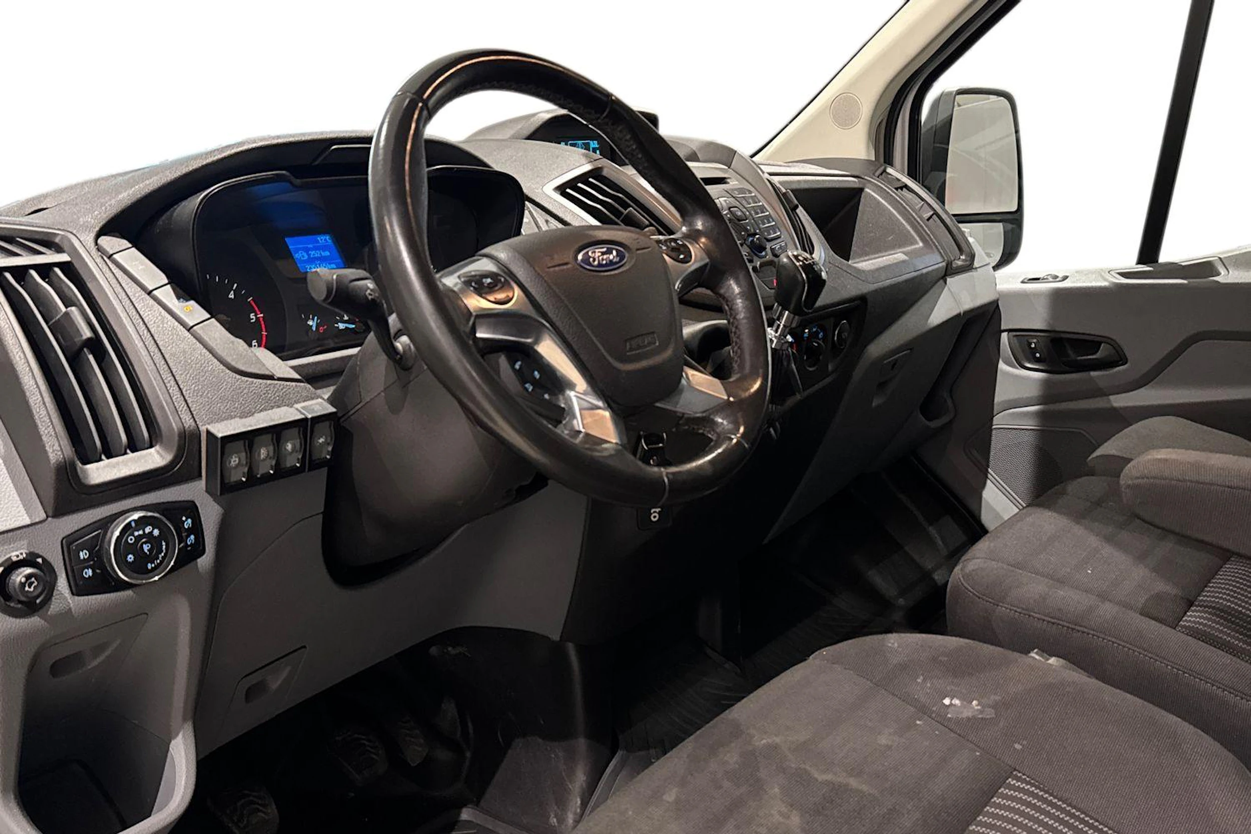 valkoinen Ford Transit 2017 kuva 8.