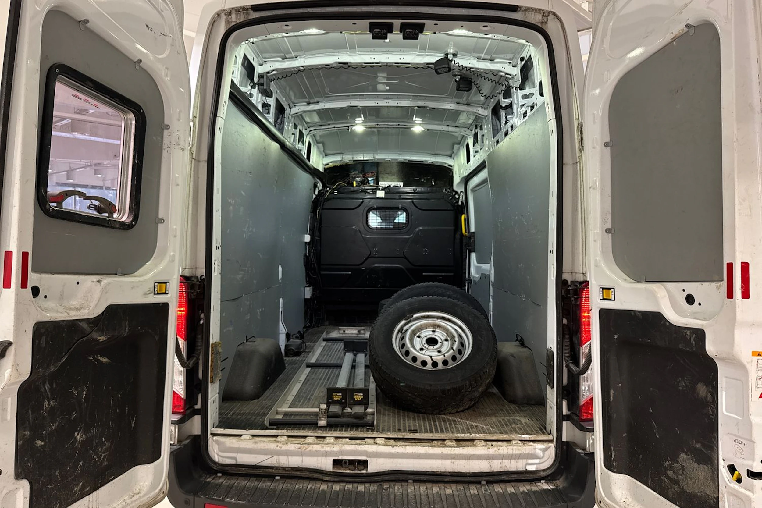 valkoinen Ford Transit 2017 kuva 15.