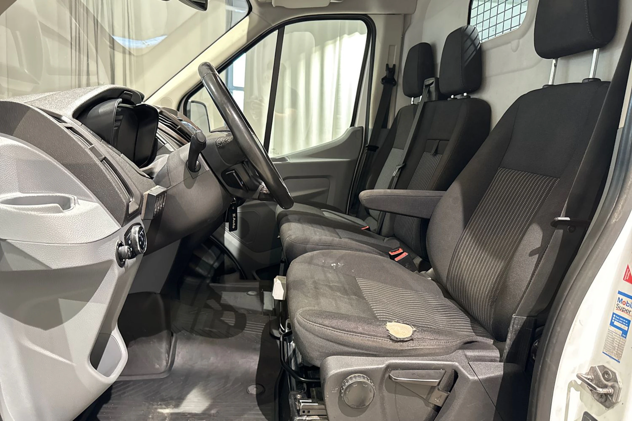 valkoinen Ford Transit 2017 kuva 16.