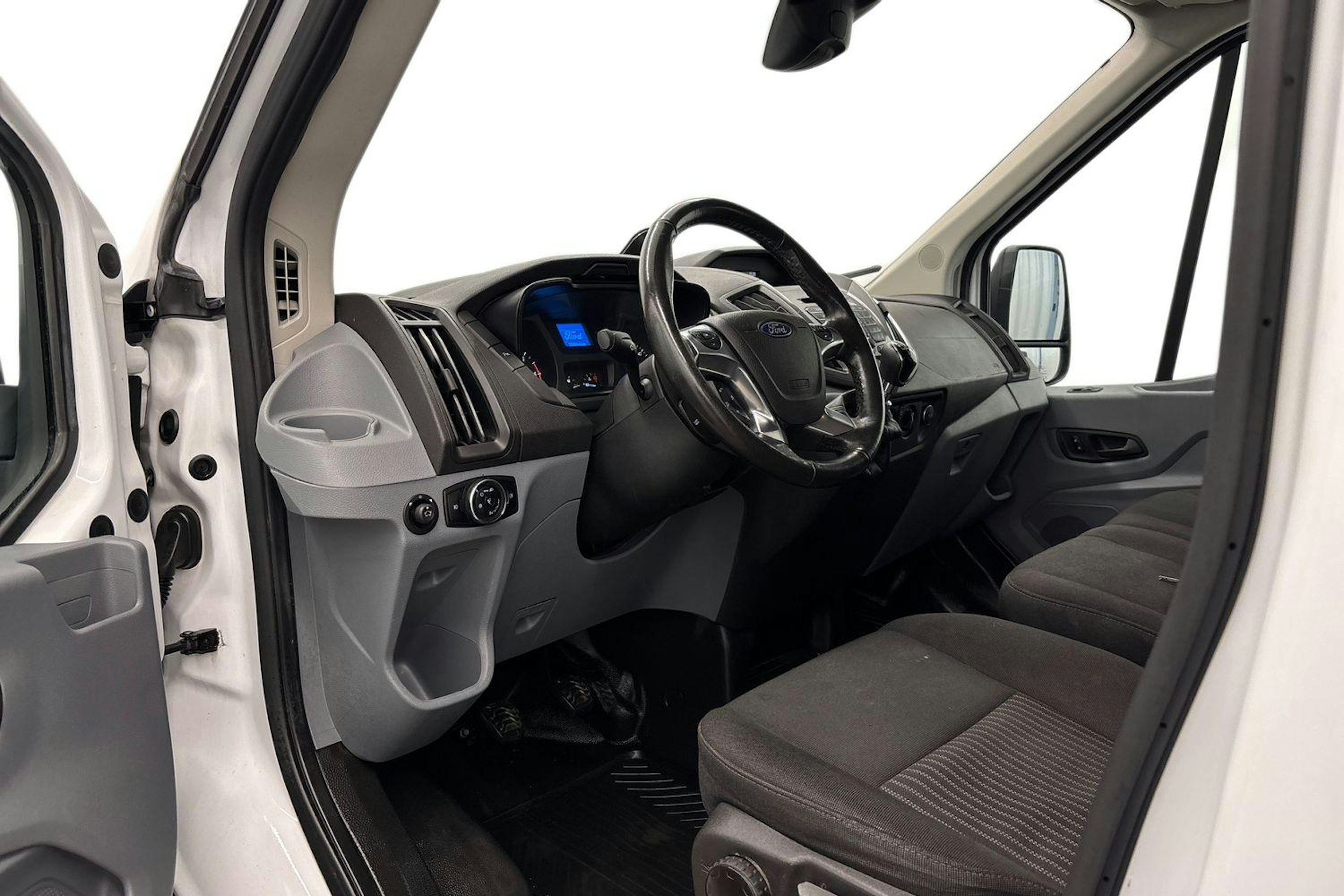 valkoinen Ford Transit 2017 kuva 7.