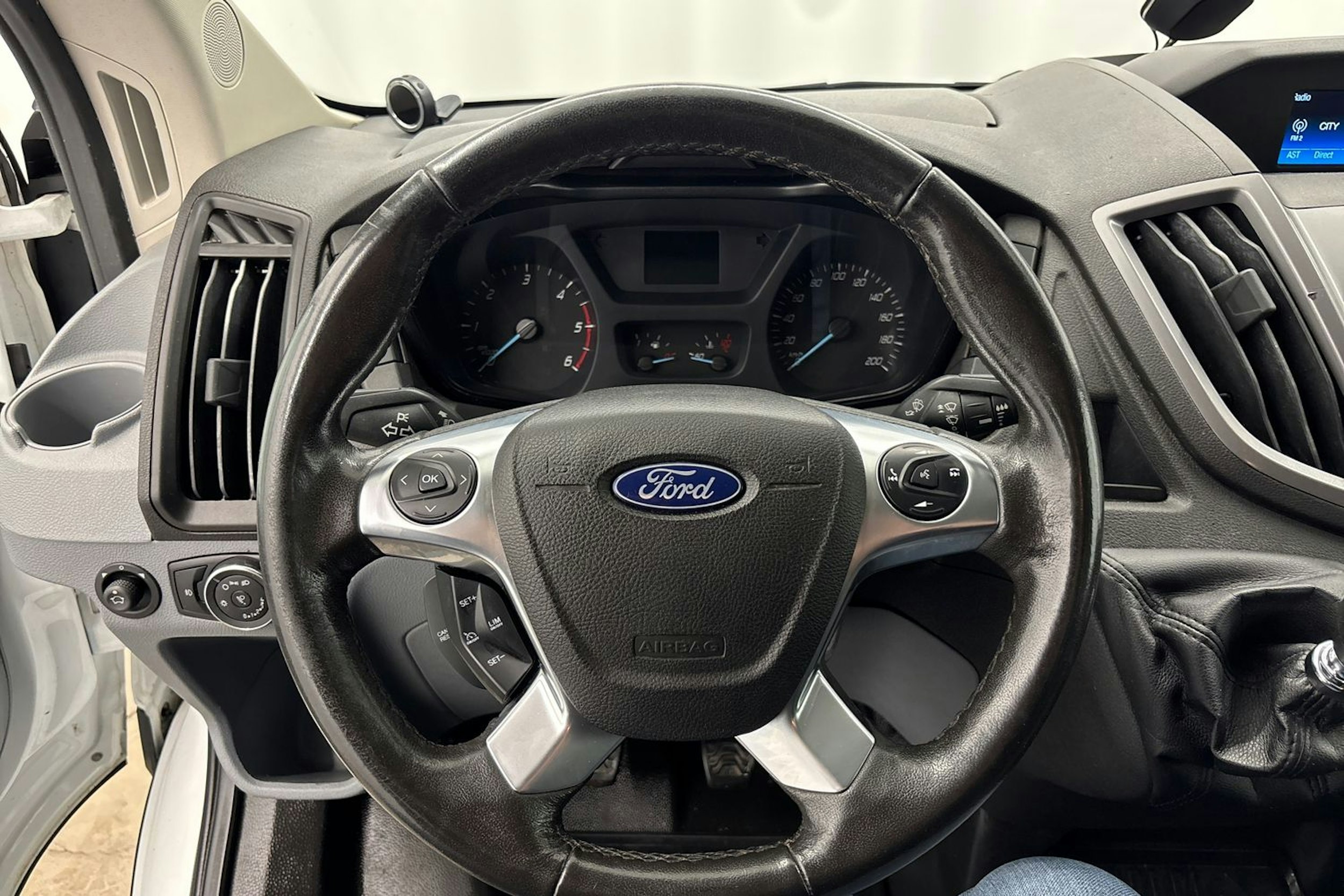 valkoinen Ford Transit 2017 kuva 13.