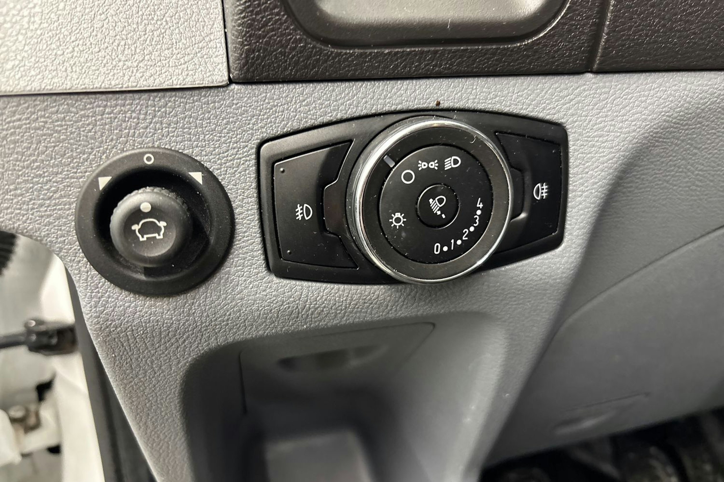 valkoinen Ford Transit 2017 kuva 20.
