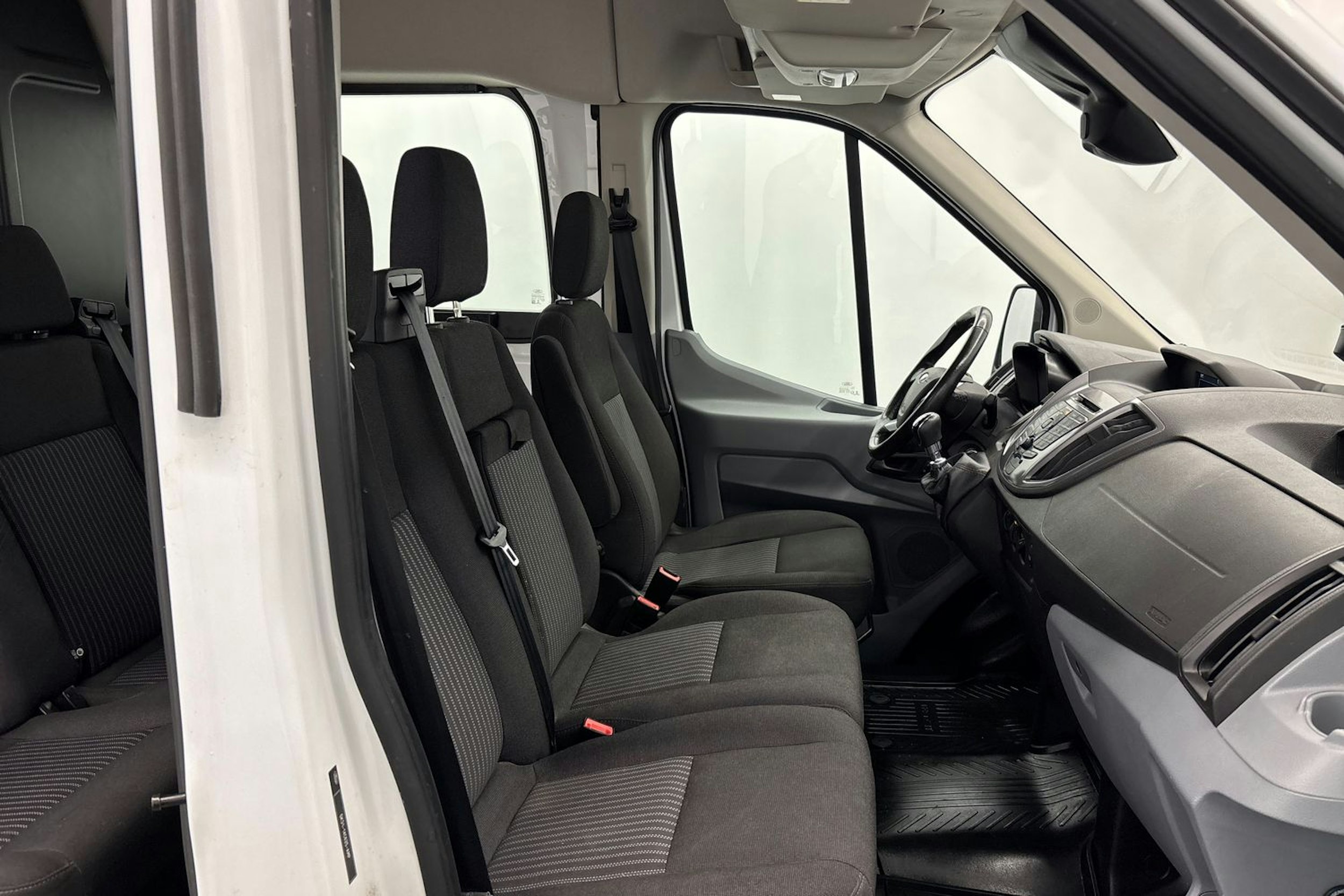 valkoinen Ford Transit 2017 kuva 22.
