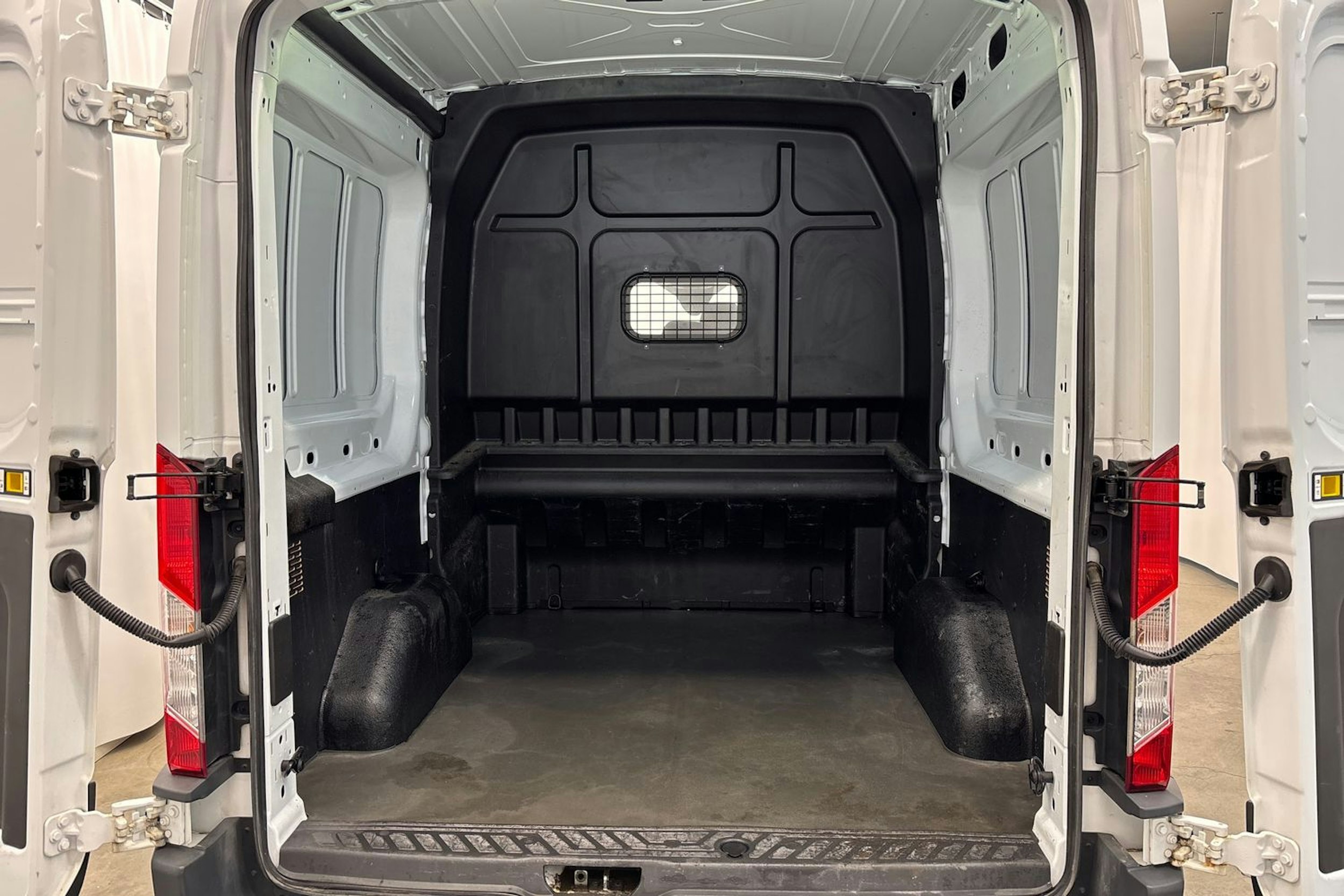 valkoinen Ford Transit 2017 kuva 25.