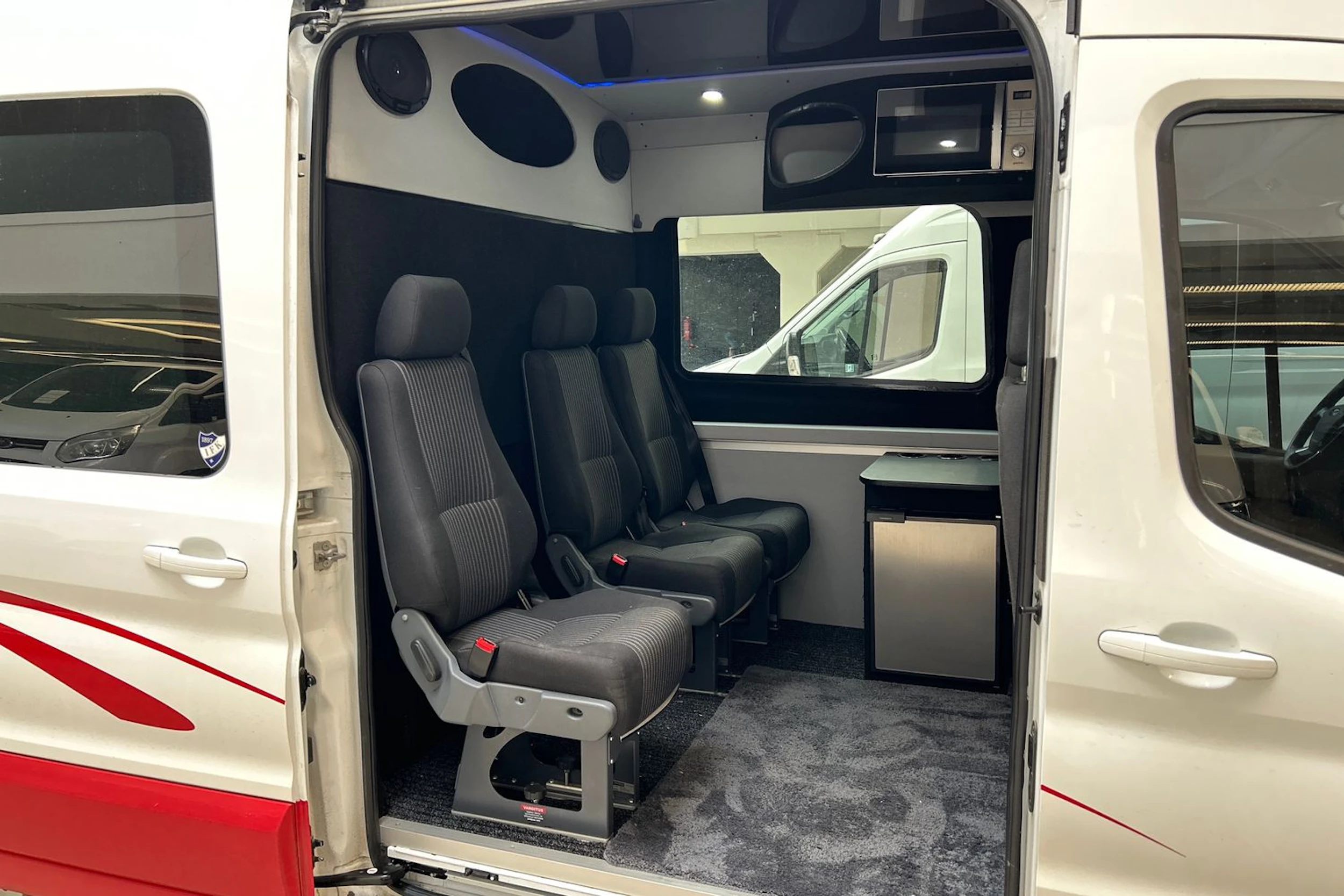 valkoinen Ford Transit 2017 kuva 4.