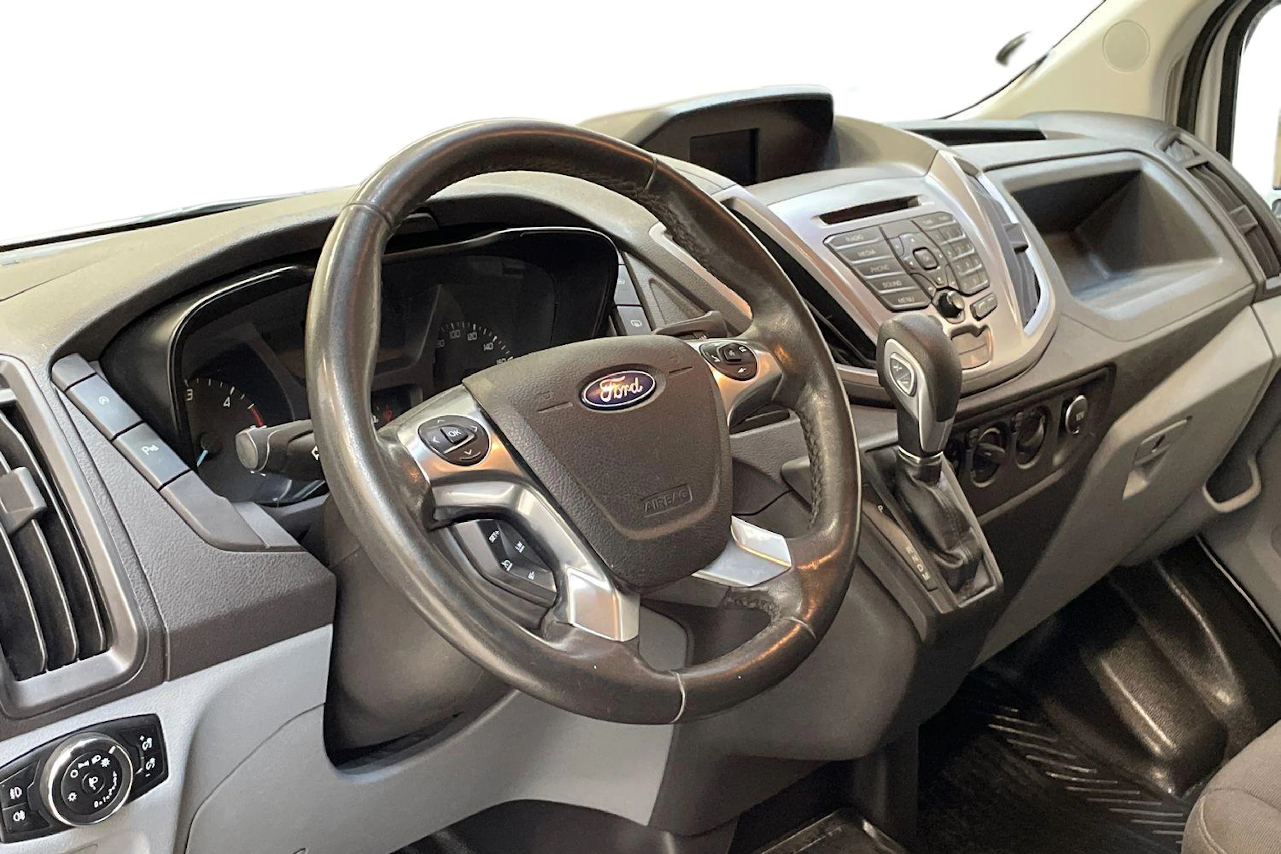 valkoinen Ford Transit 2017 kuva 9.