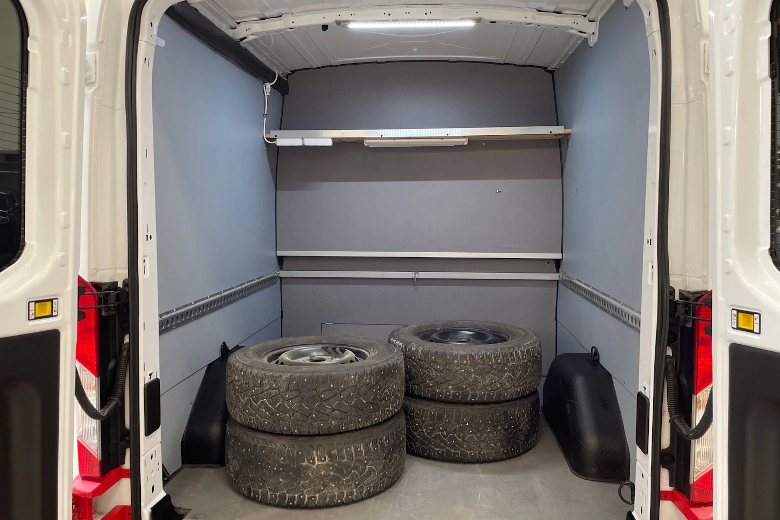 valkoinen Ford Transit 2017 kuva 20.