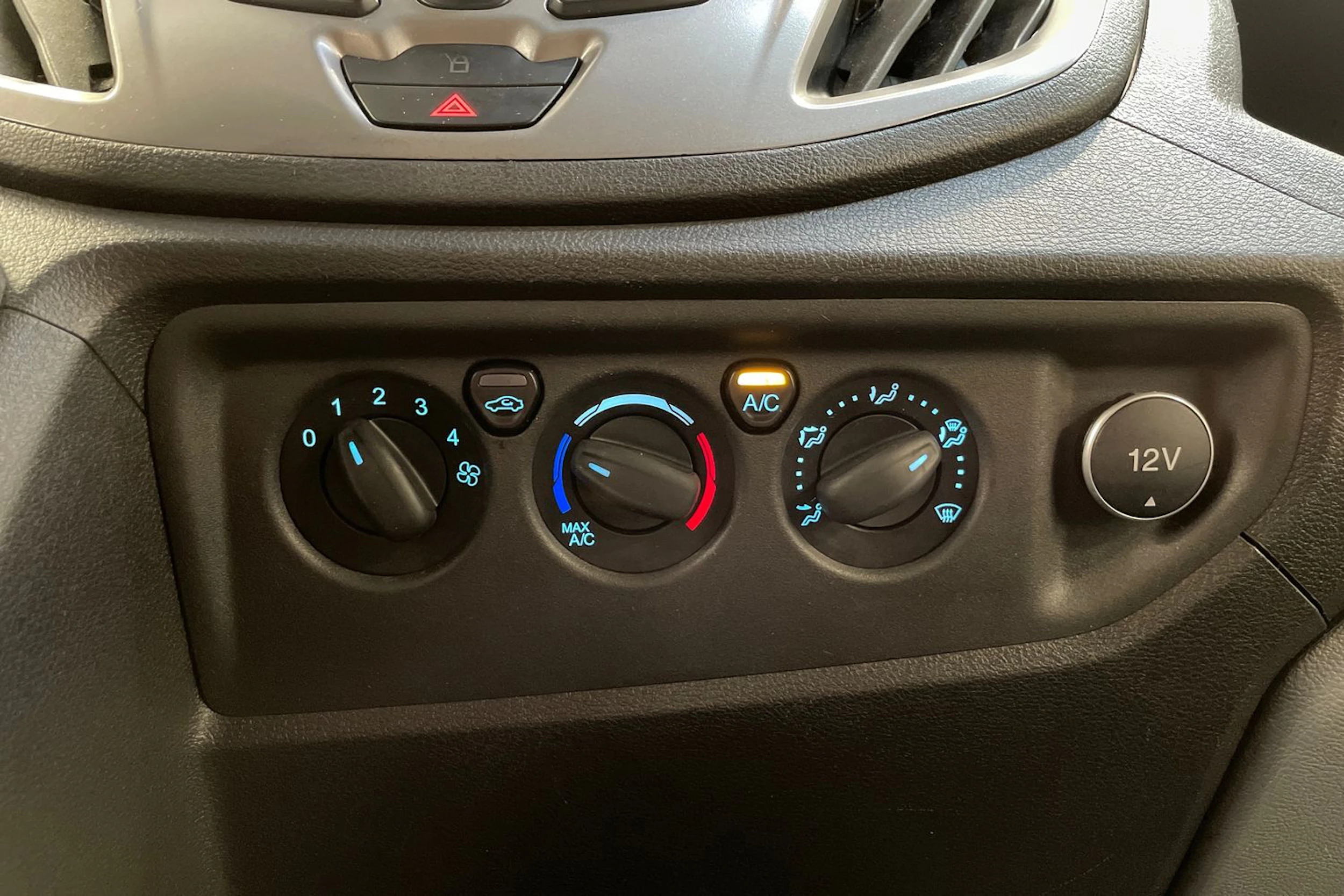 valkoinen Ford Transit 2017 kuva 32.