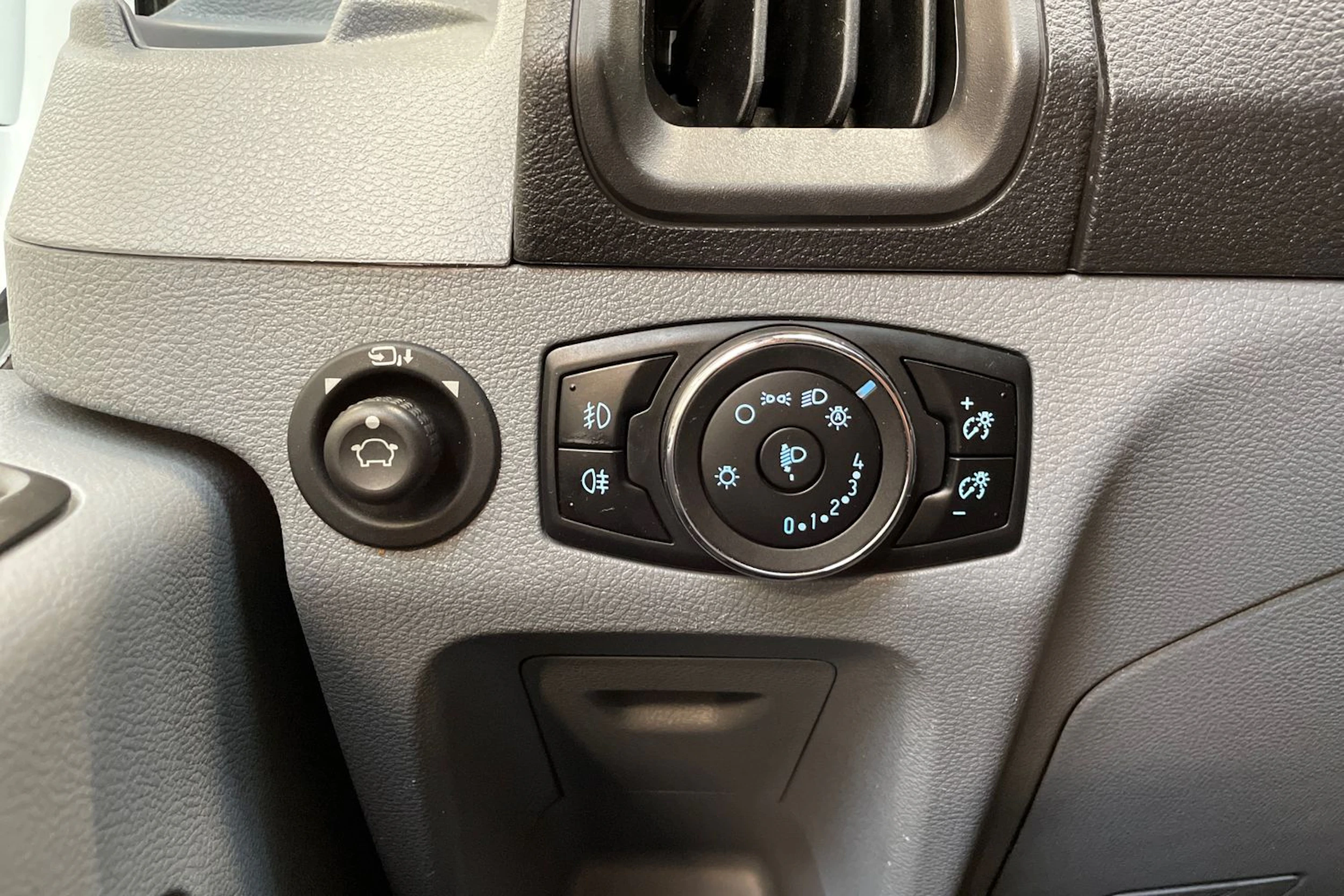 valkoinen Ford Transit 2017 kuva 33.