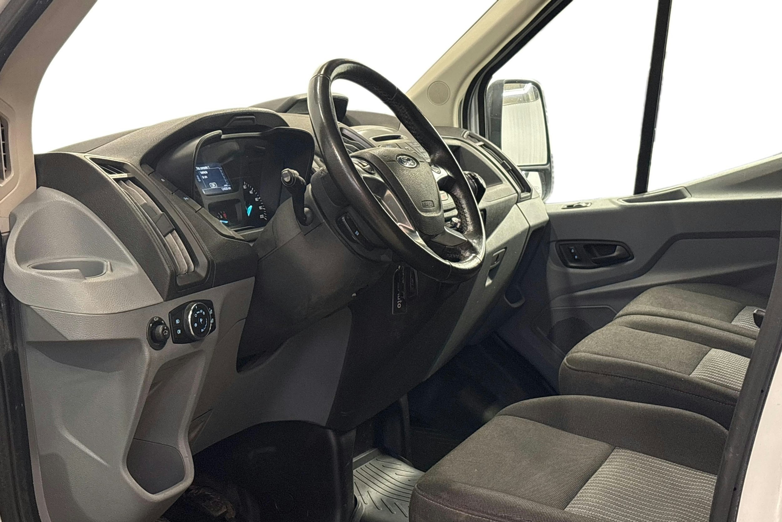 valkoinen Ford Transit 2017 kuva 6.