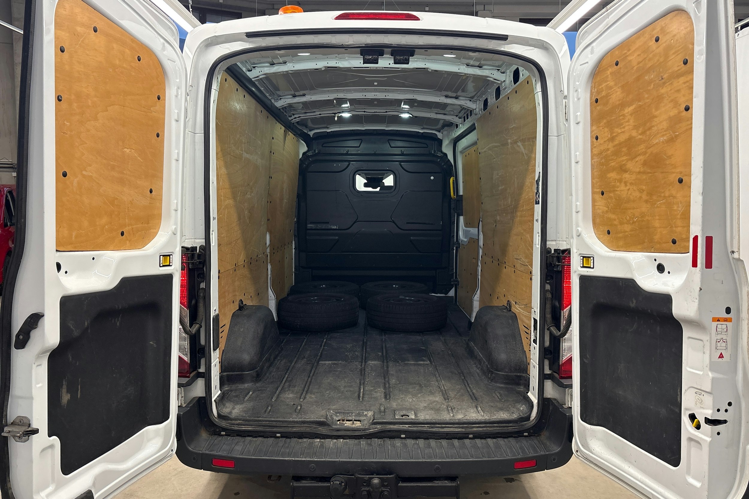 valkoinen Ford Transit 2017 kuva 10.