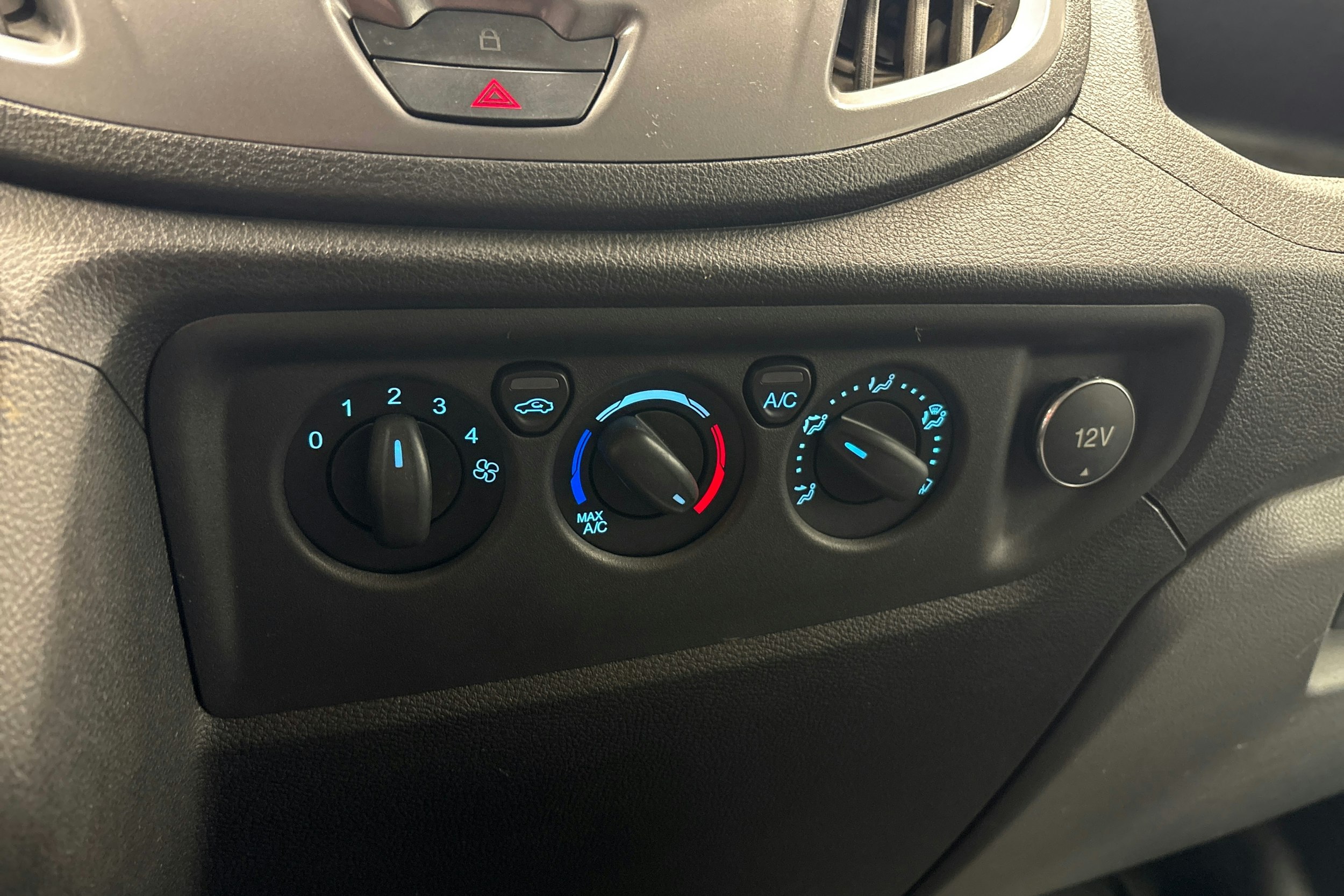 valkoinen Ford Transit 2017 kuva 13.