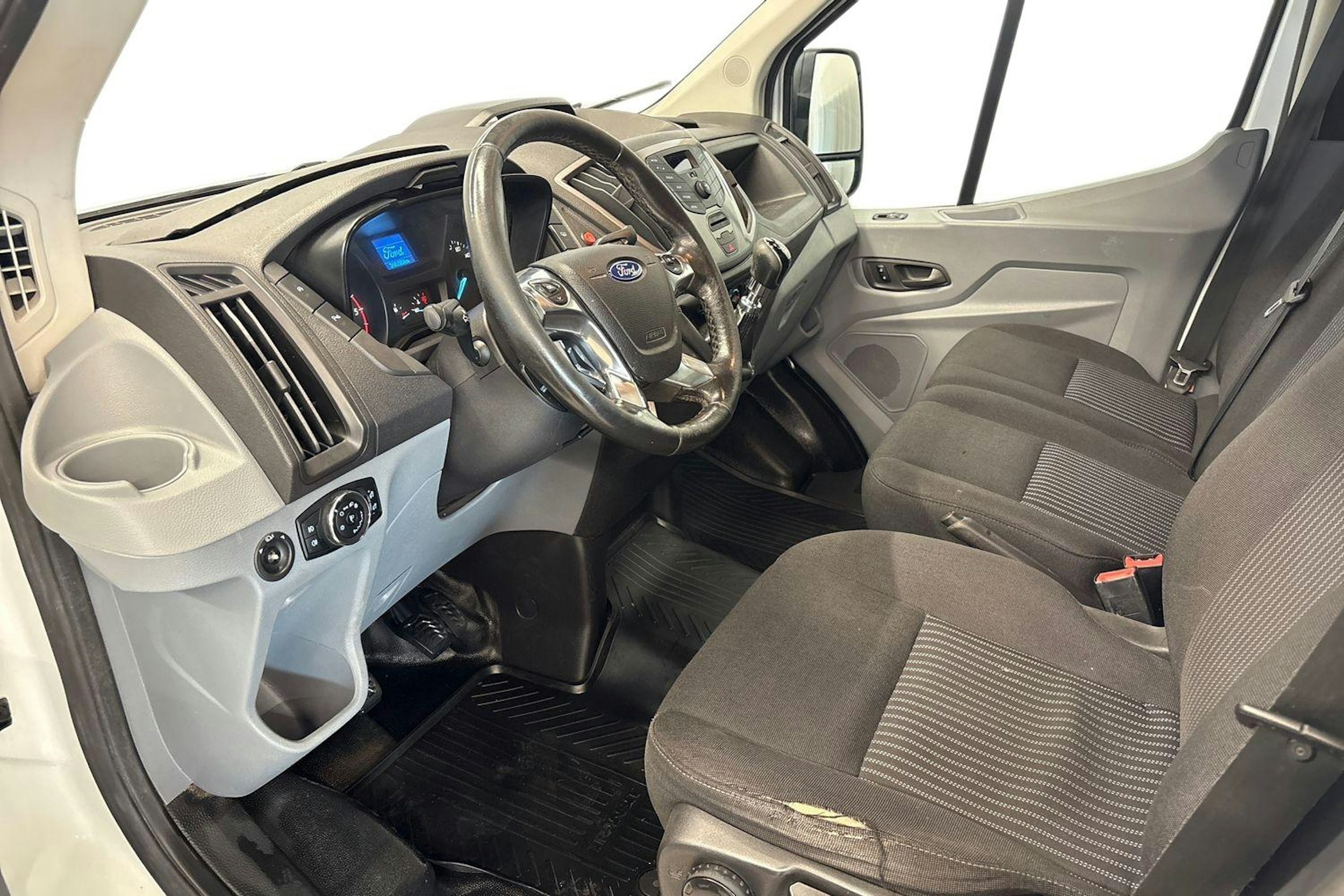 valkoinen Ford Transit 2017 kuva 6.