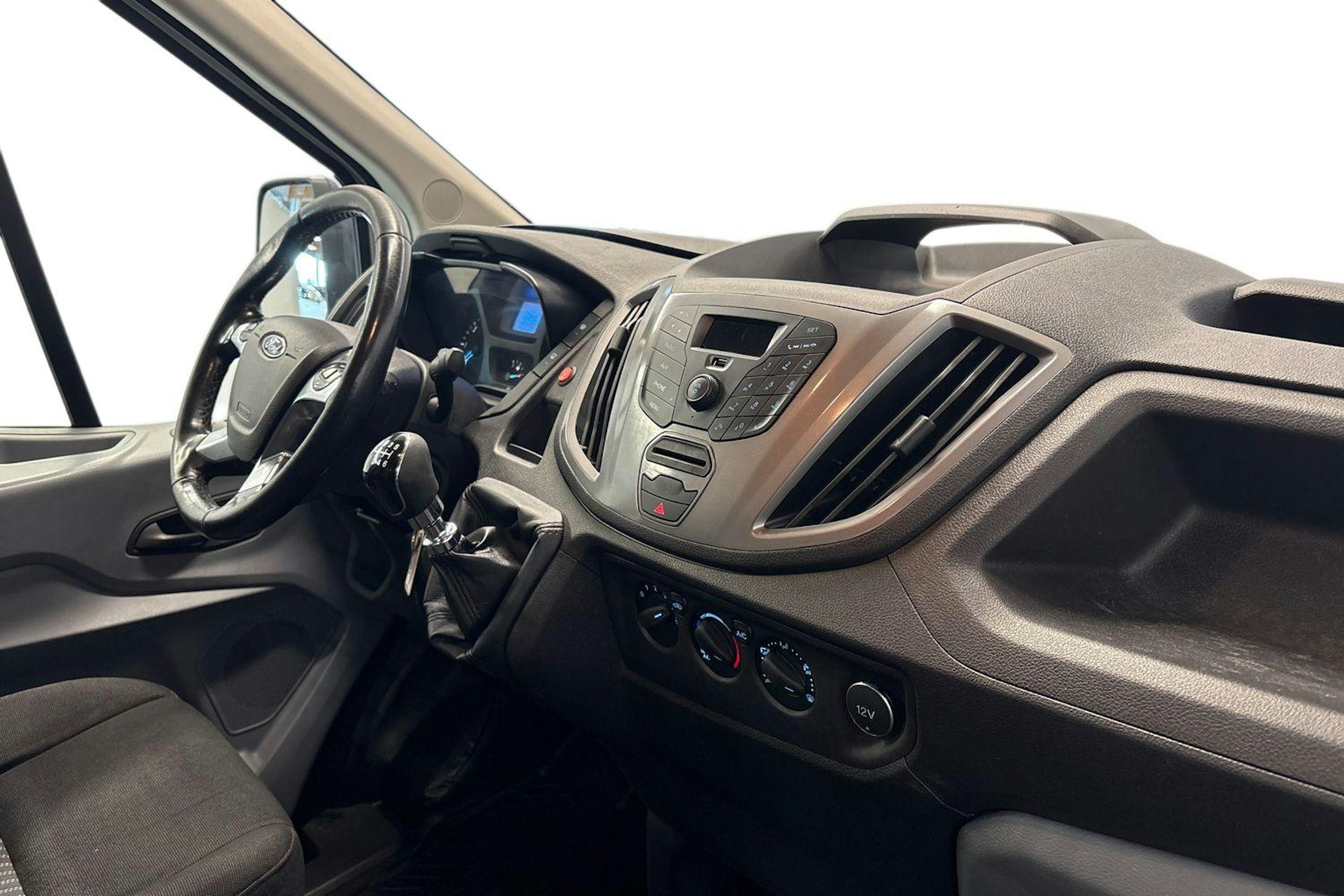 valkoinen Ford Transit 2017 kuva 8.