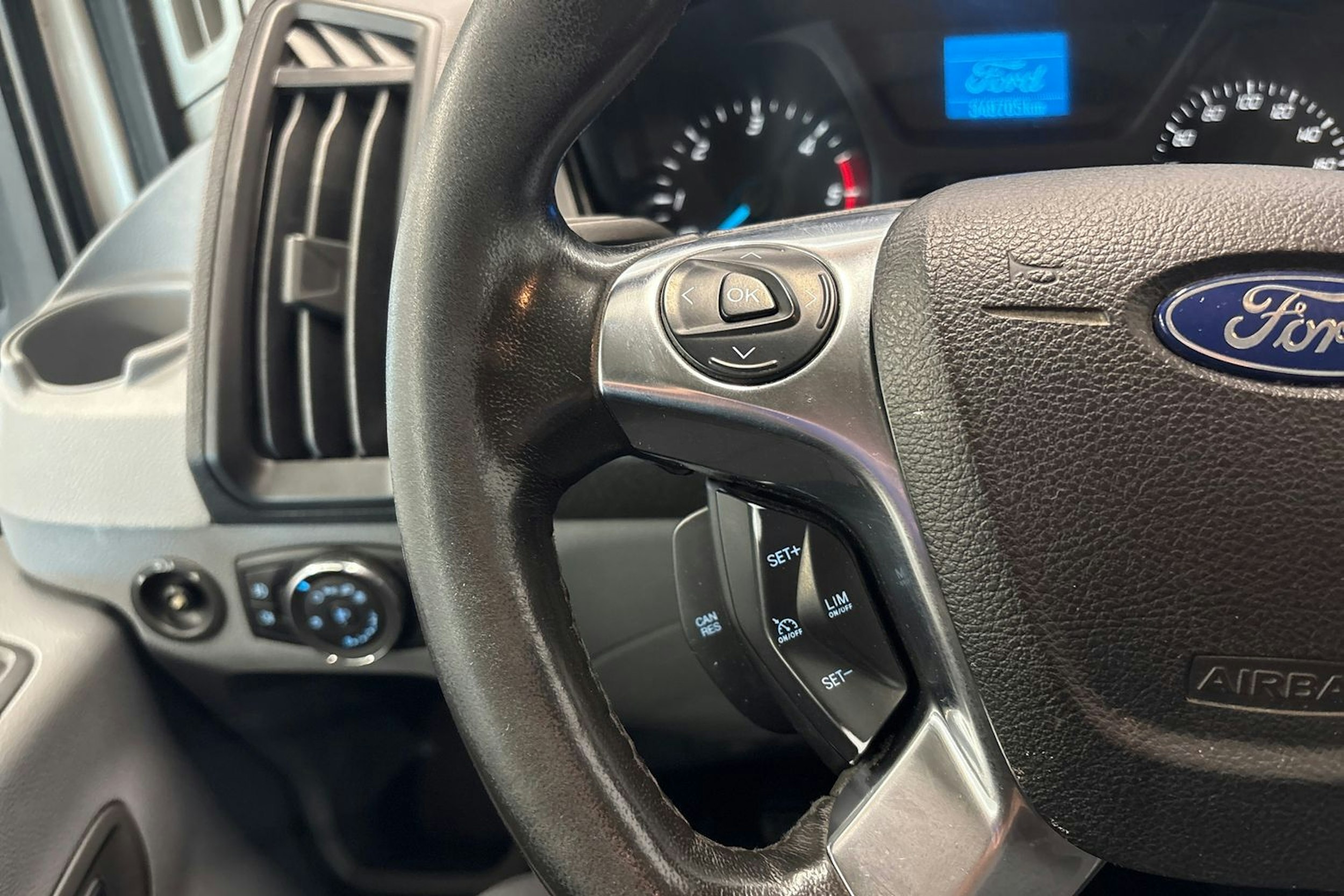 valkoinen Ford Transit 2017 kuva 12.