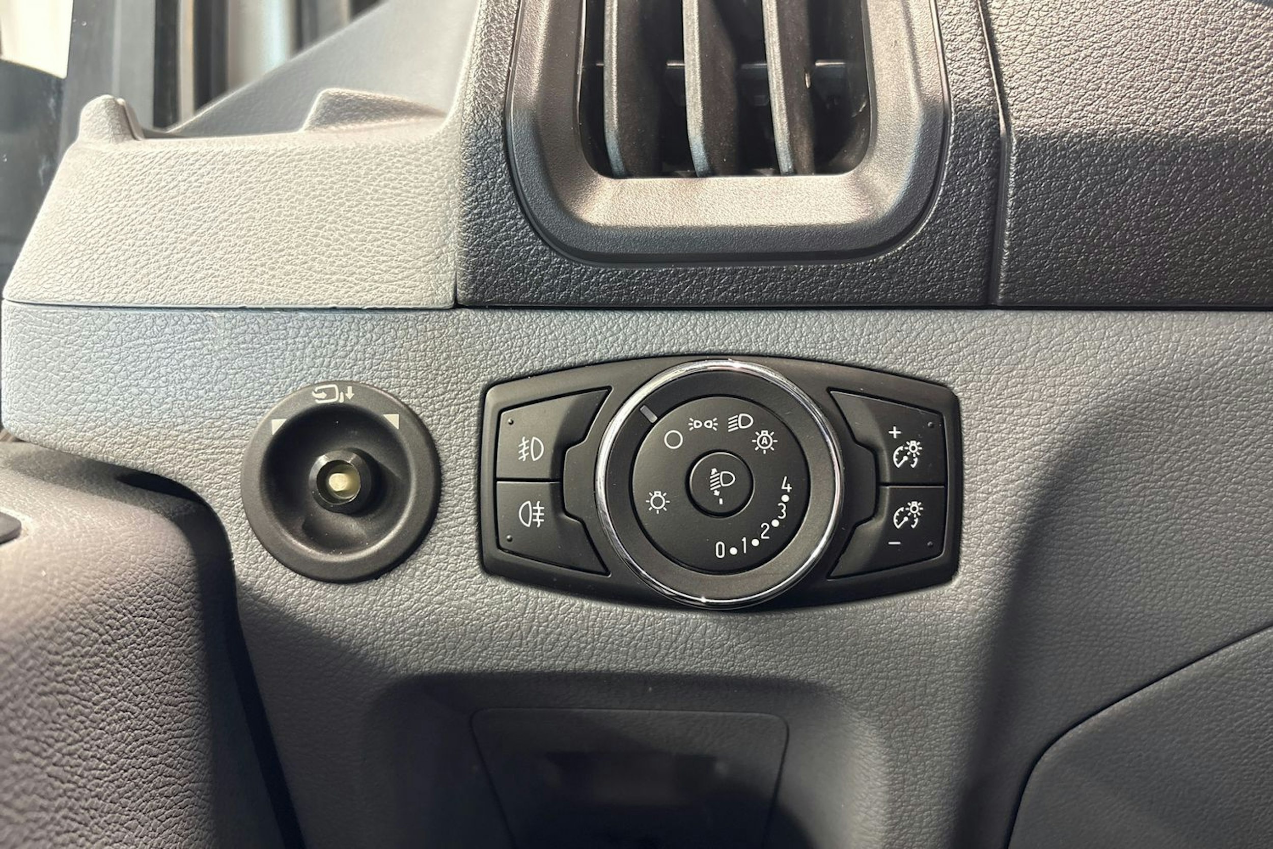 valkoinen Ford Transit 2017 kuva 15.