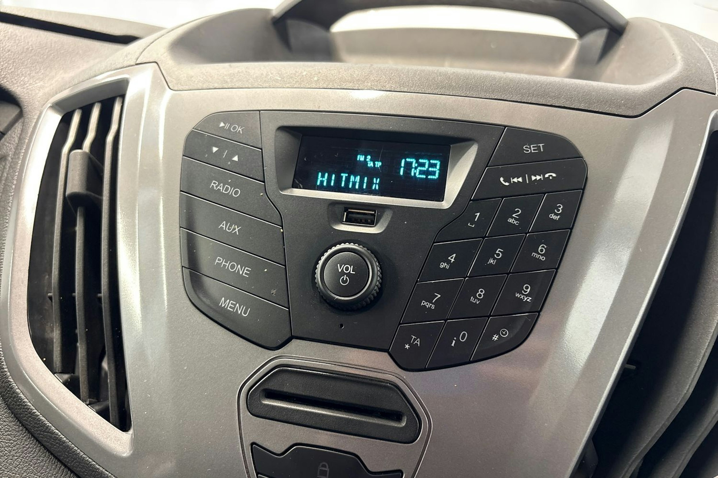 valkoinen Ford Transit 2017 kuva 19.