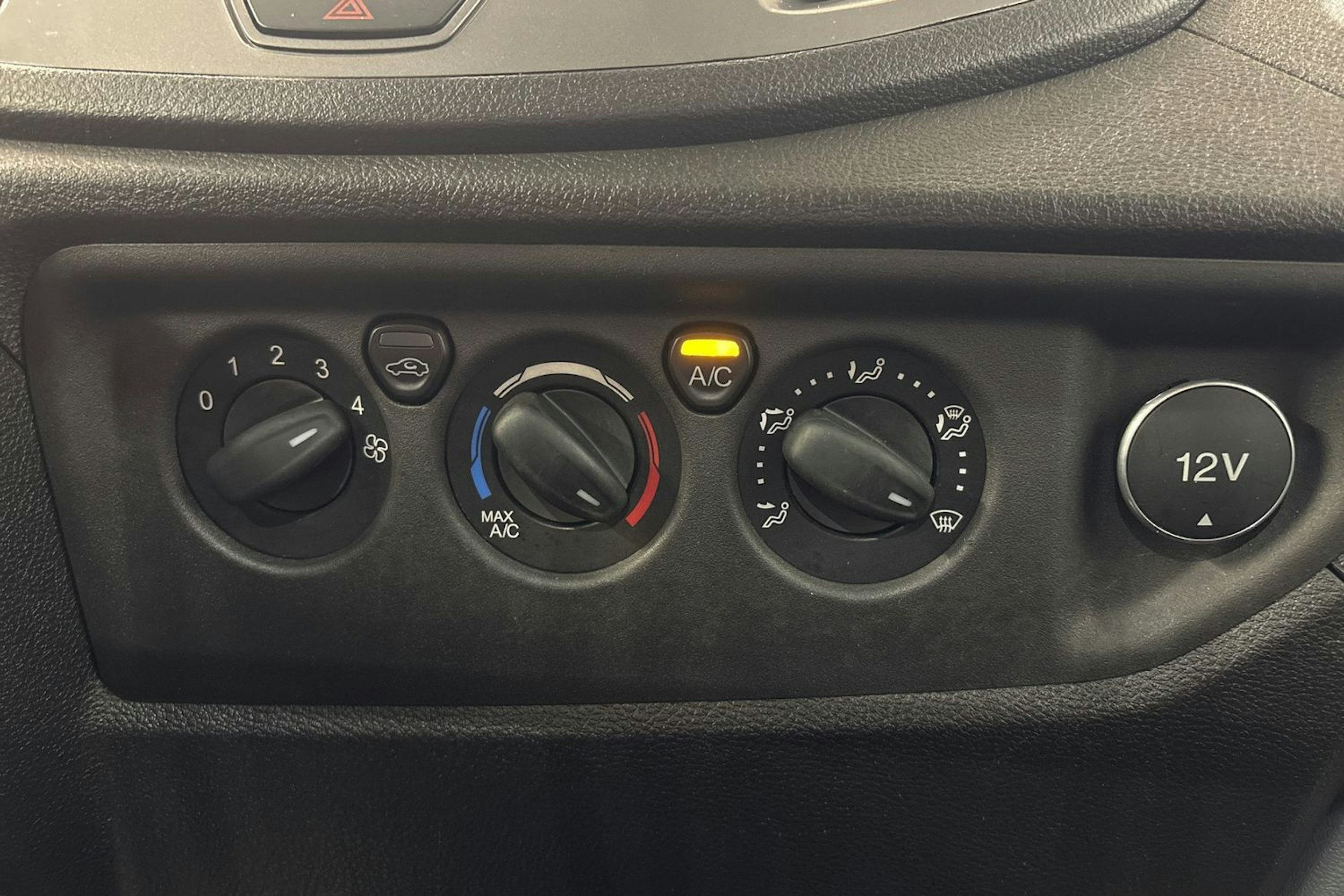 valkoinen Ford Transit 2017 kuva 20.