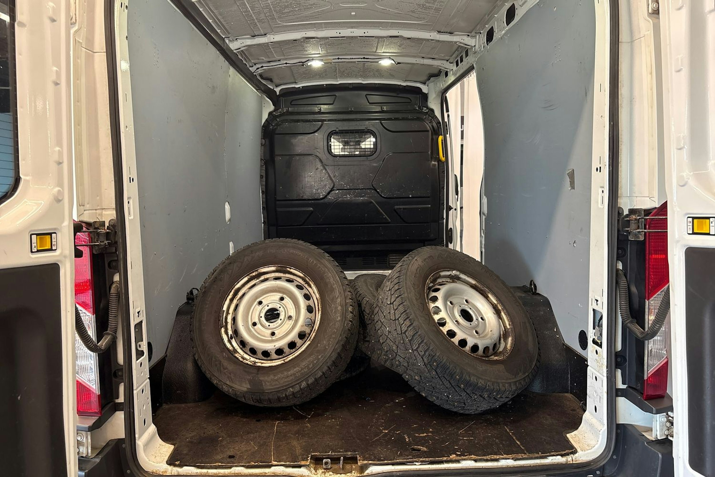 valkoinen Ford Transit 2017 kuva 22.