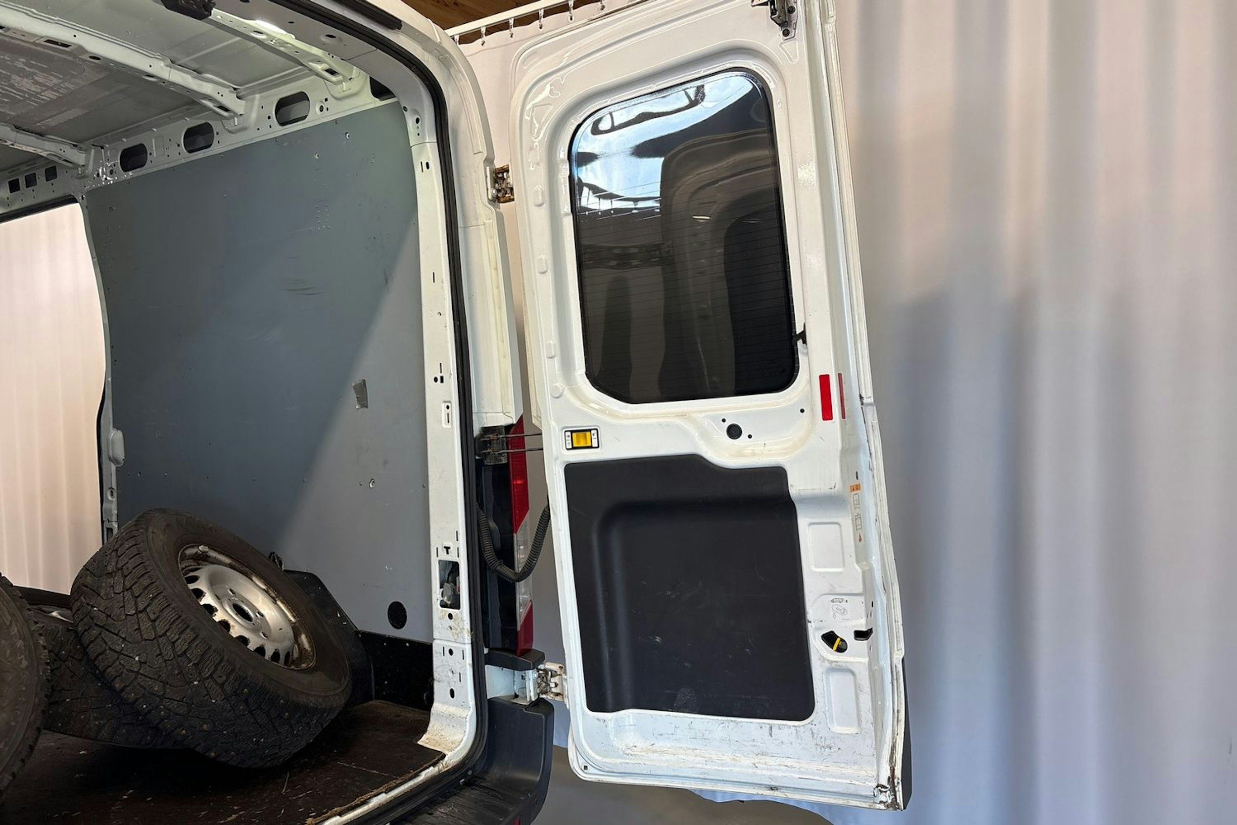 valkoinen Ford Transit 2017 kuva 23.