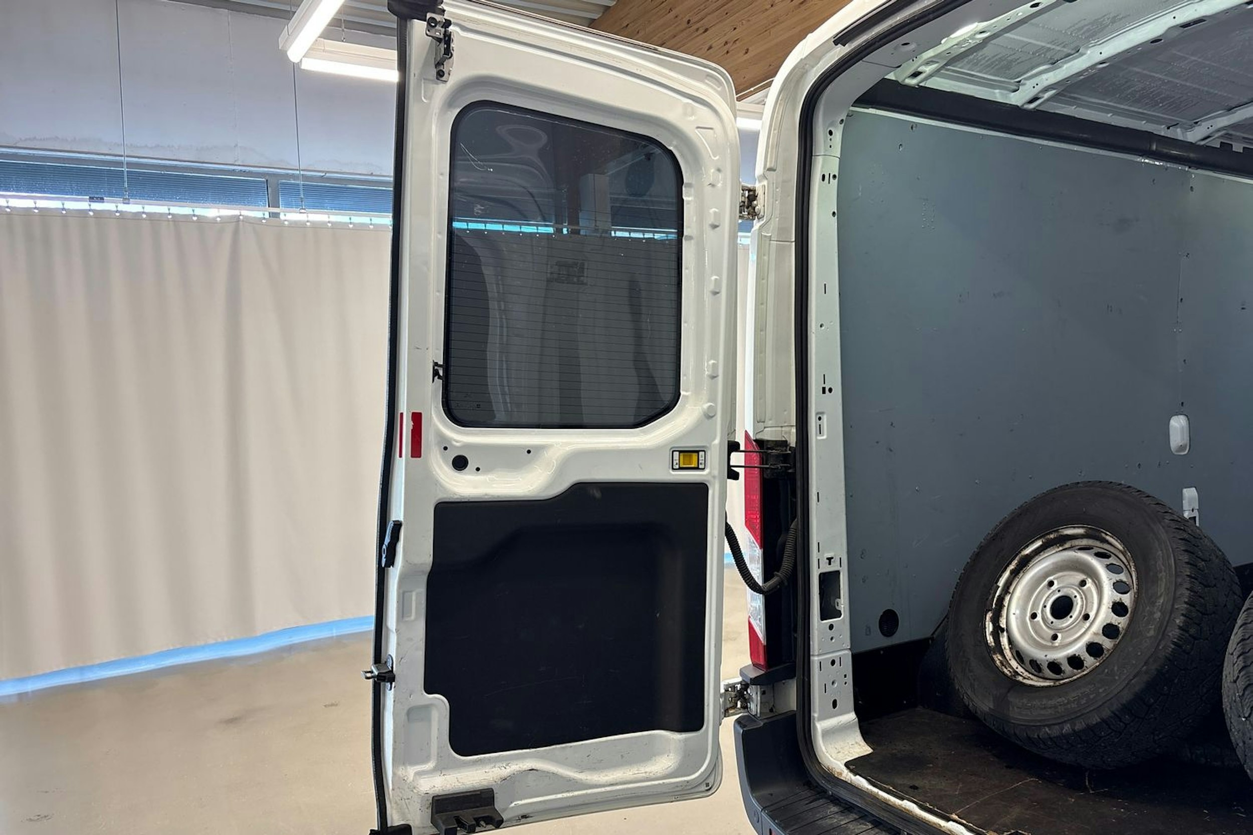valkoinen Ford Transit 2017 kuva 24.