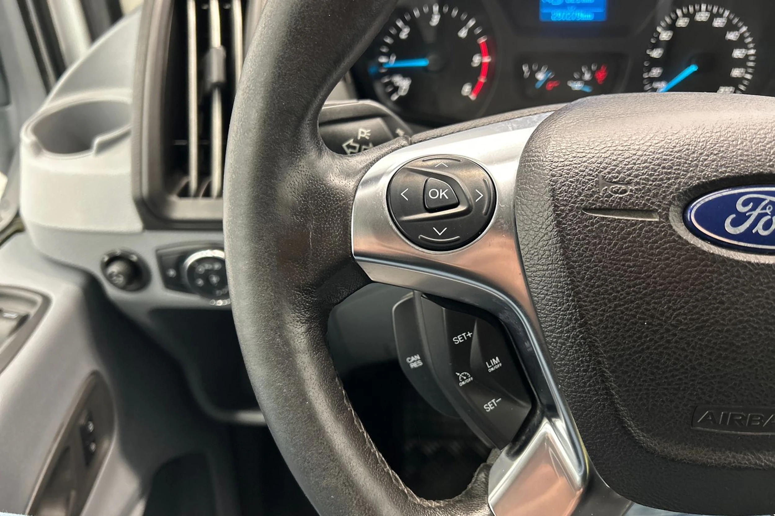 valkoinen Ford Transit 2017 kuva 12.