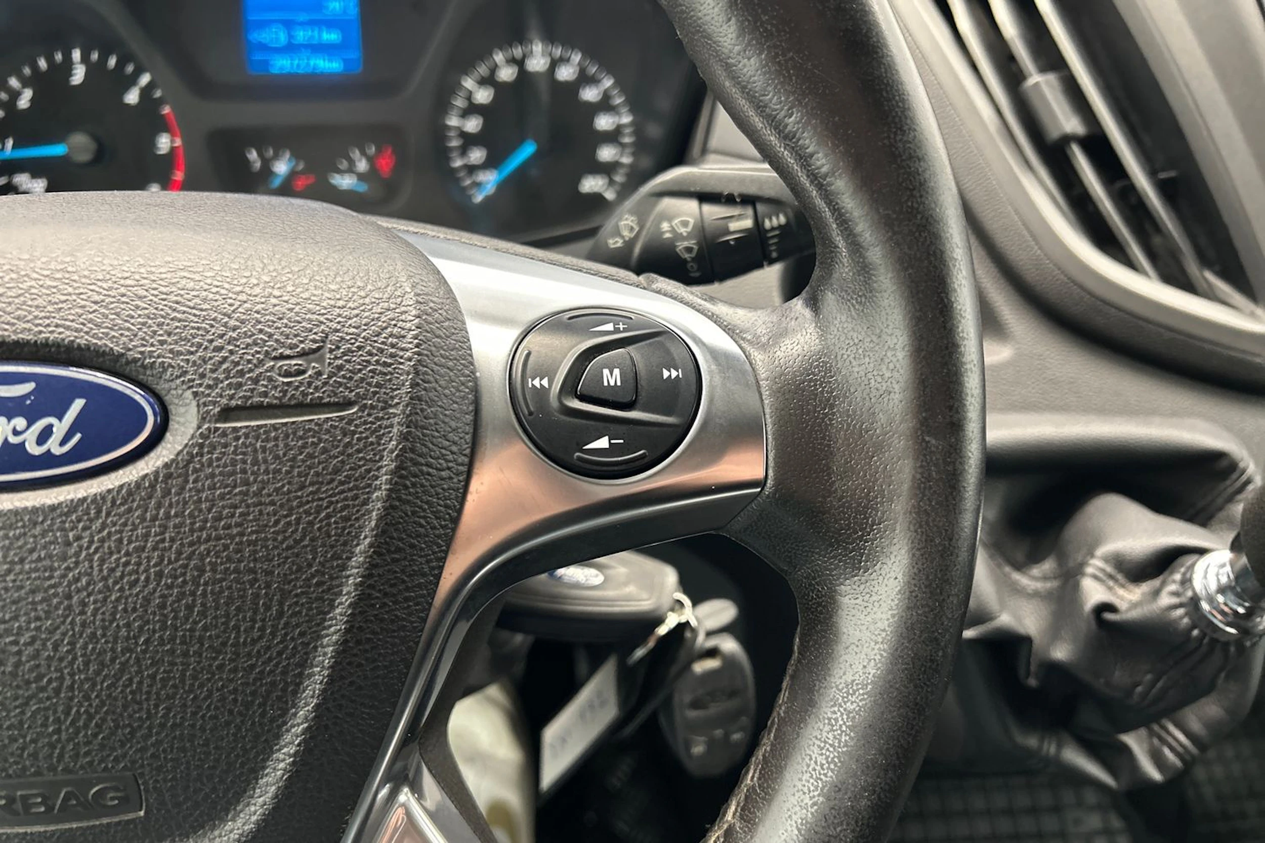 valkoinen Ford Transit 2017 kuva 13.