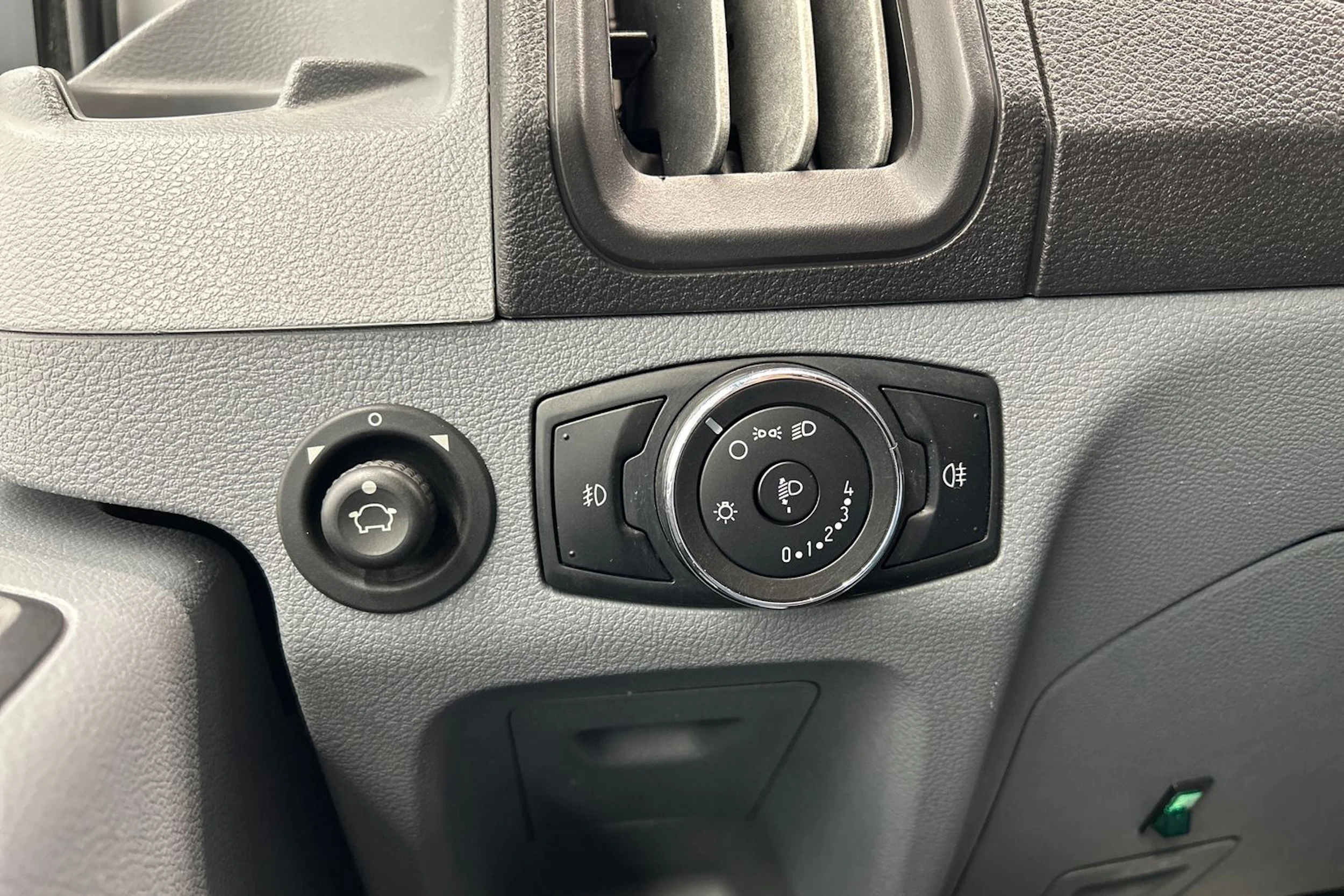 valkoinen Ford Transit 2017 kuva 17.