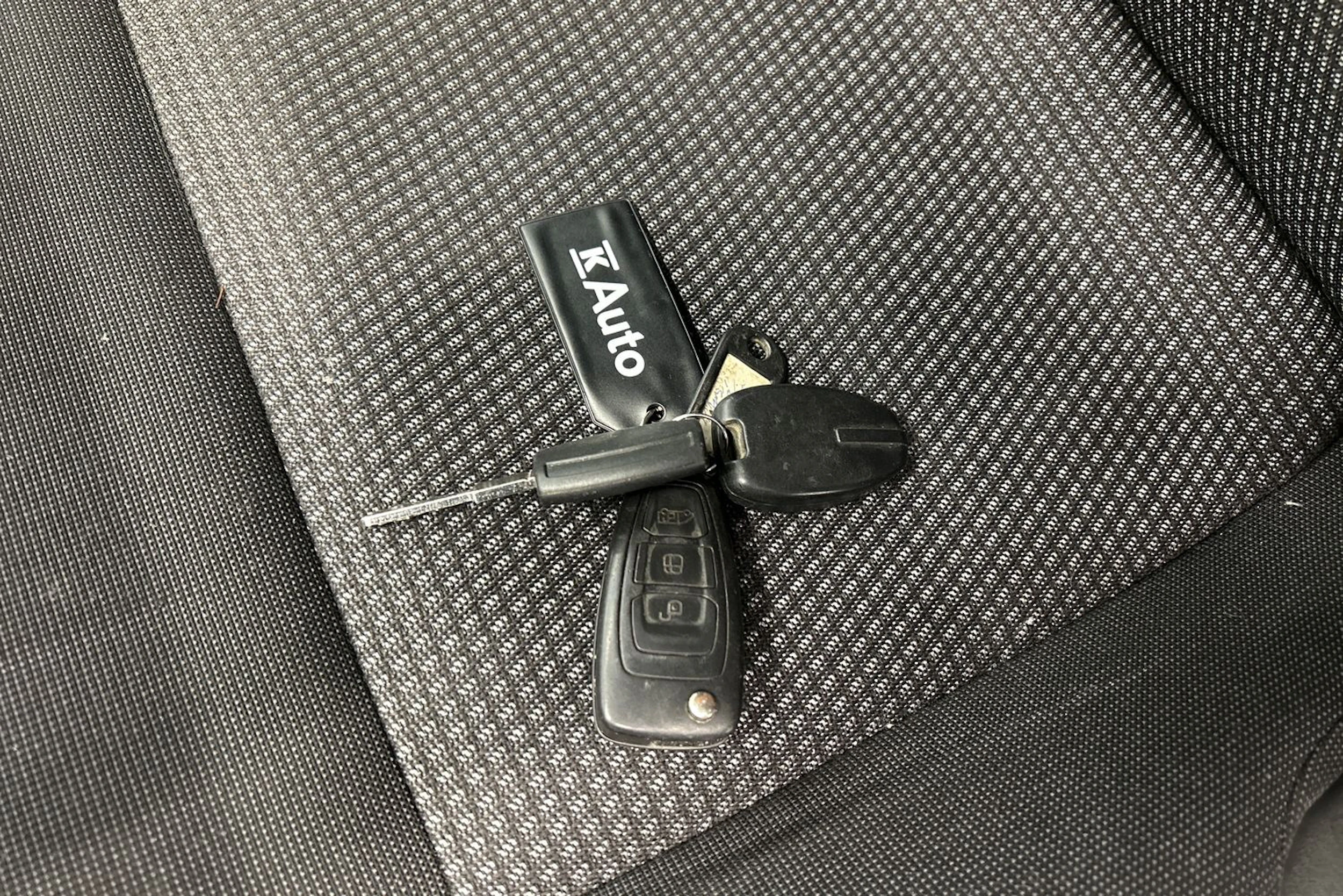 valkoinen Ford Transit 2017 kuva 24.