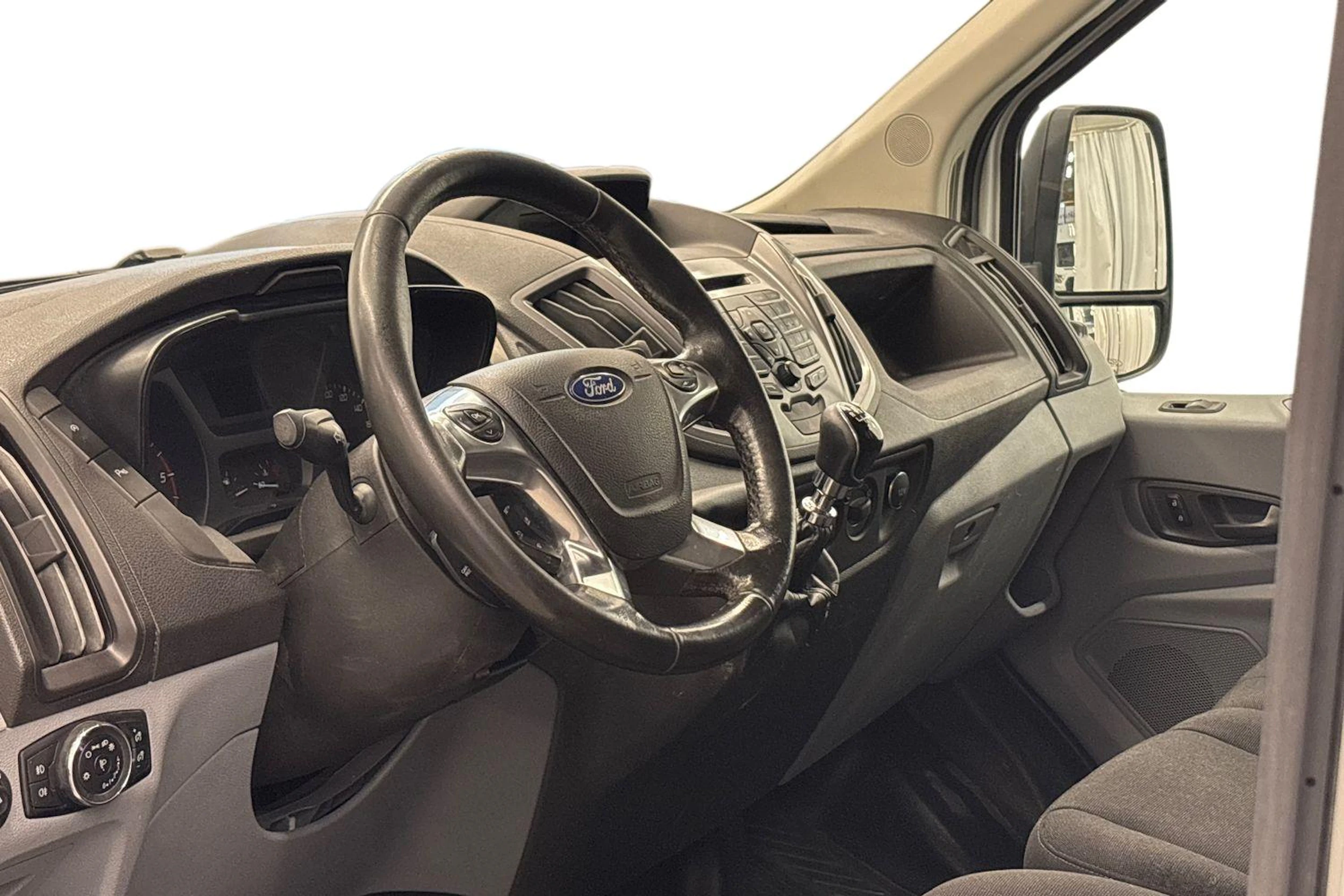 valkoinen Ford Transit 2017 kuva 6.