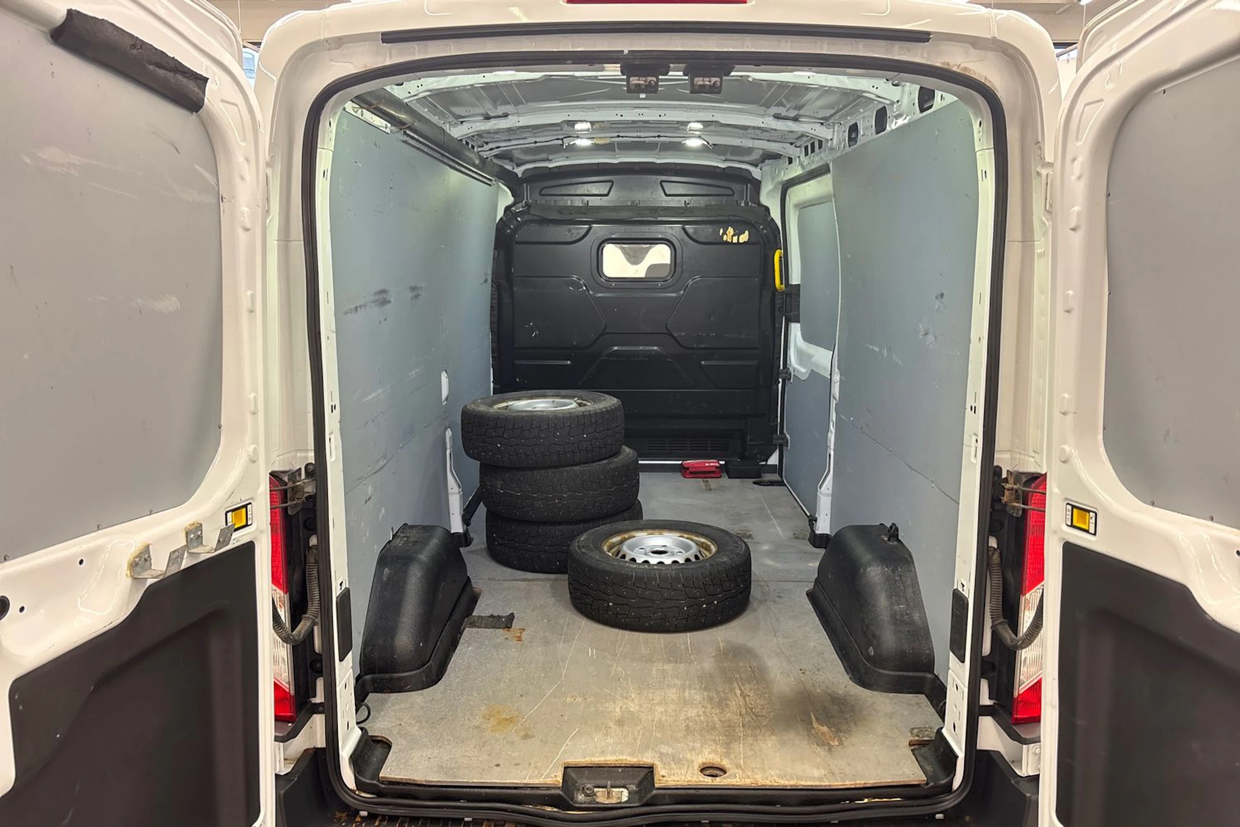 valkoinen Ford Transit 2017 kuva 10.