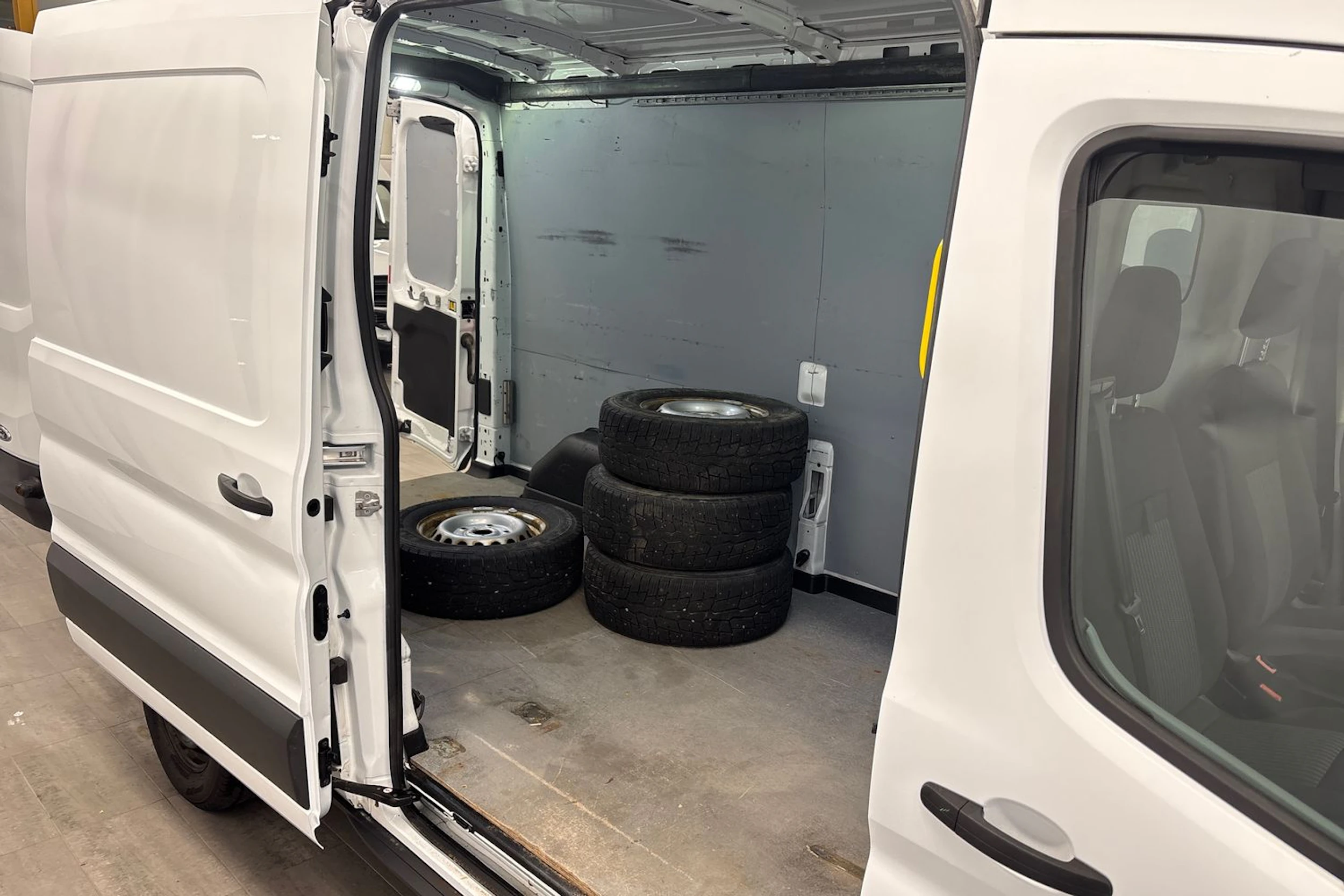 valkoinen Ford Transit 2017 kuva 11.