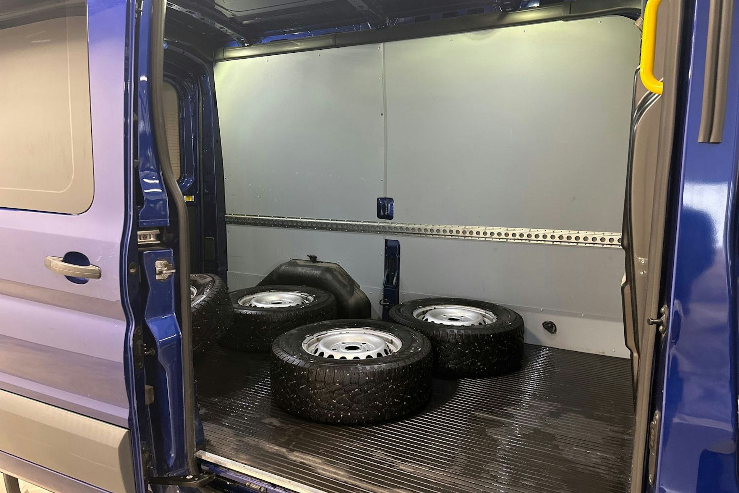 sininen Ford Transit 2017 kuva 14.