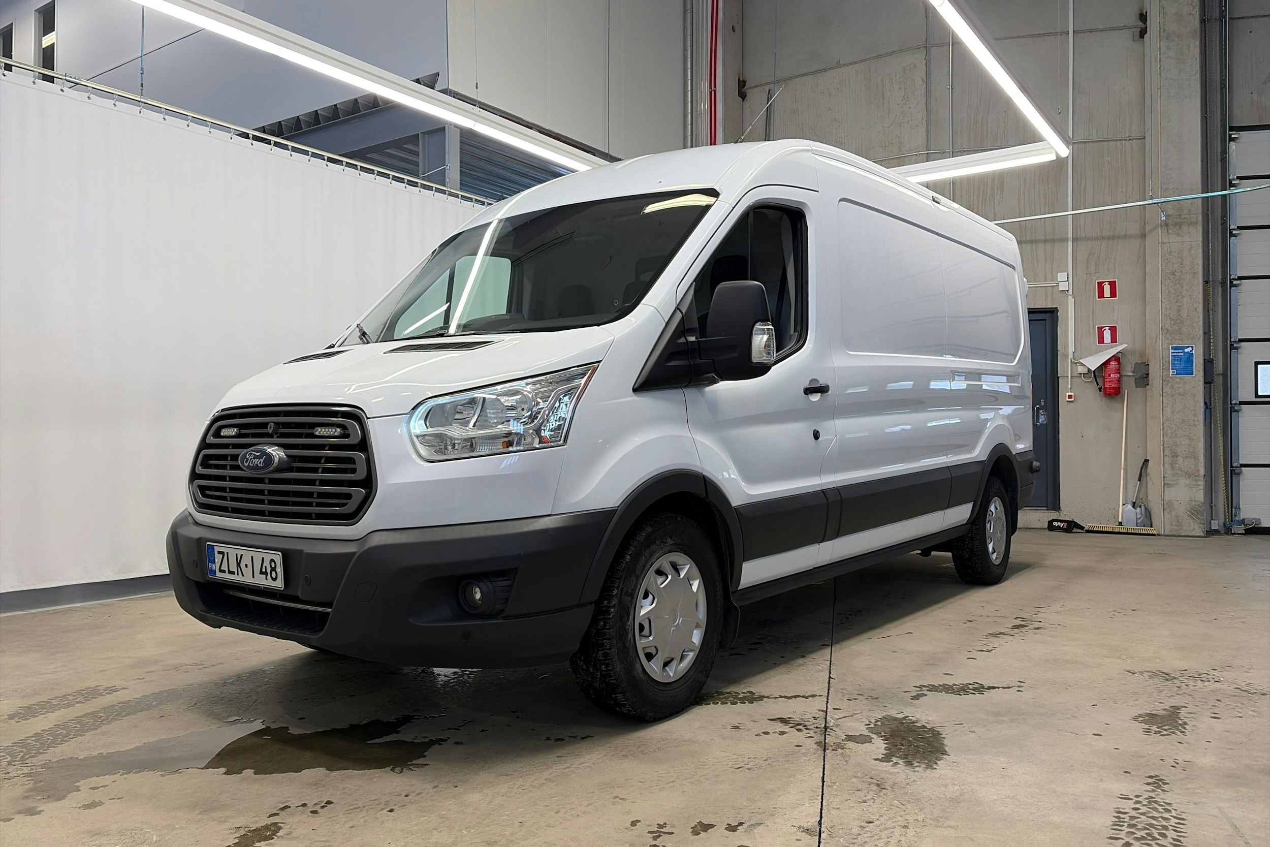 valkoinen Ford Transit 2017 kuva 6.